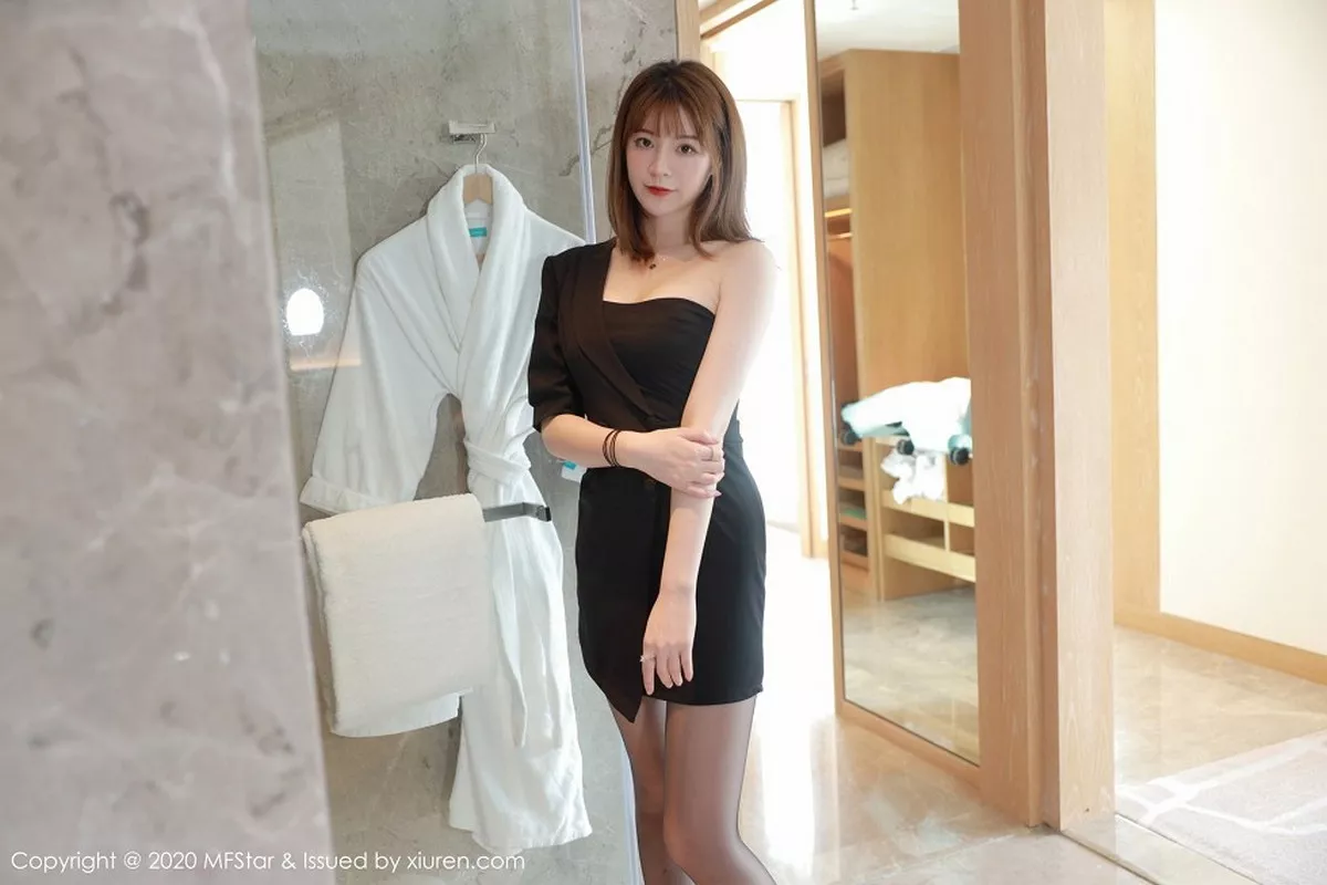 秀人集.com_[MFStar模范学院]Vol.405_嫩模Yoo优优四川旅拍私房黑色抹胸礼裙露黑丝裤袜诱惑写真57P