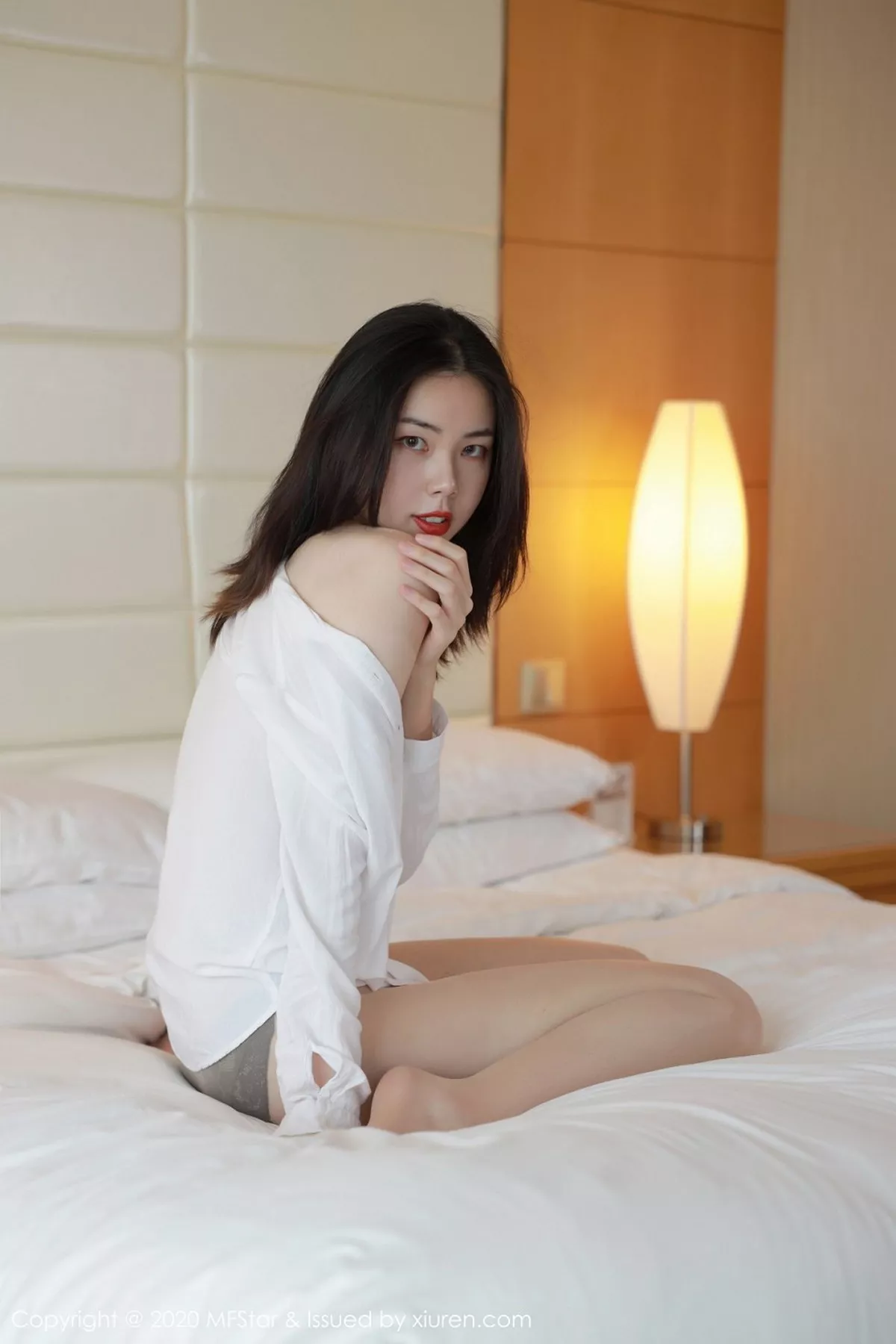 秀人集.com_[MFStar模范学院]Vol.406_模特欧阳美萱MX性感白衬衣配无内肉丝裤袜秀翘臀诱惑写真58P