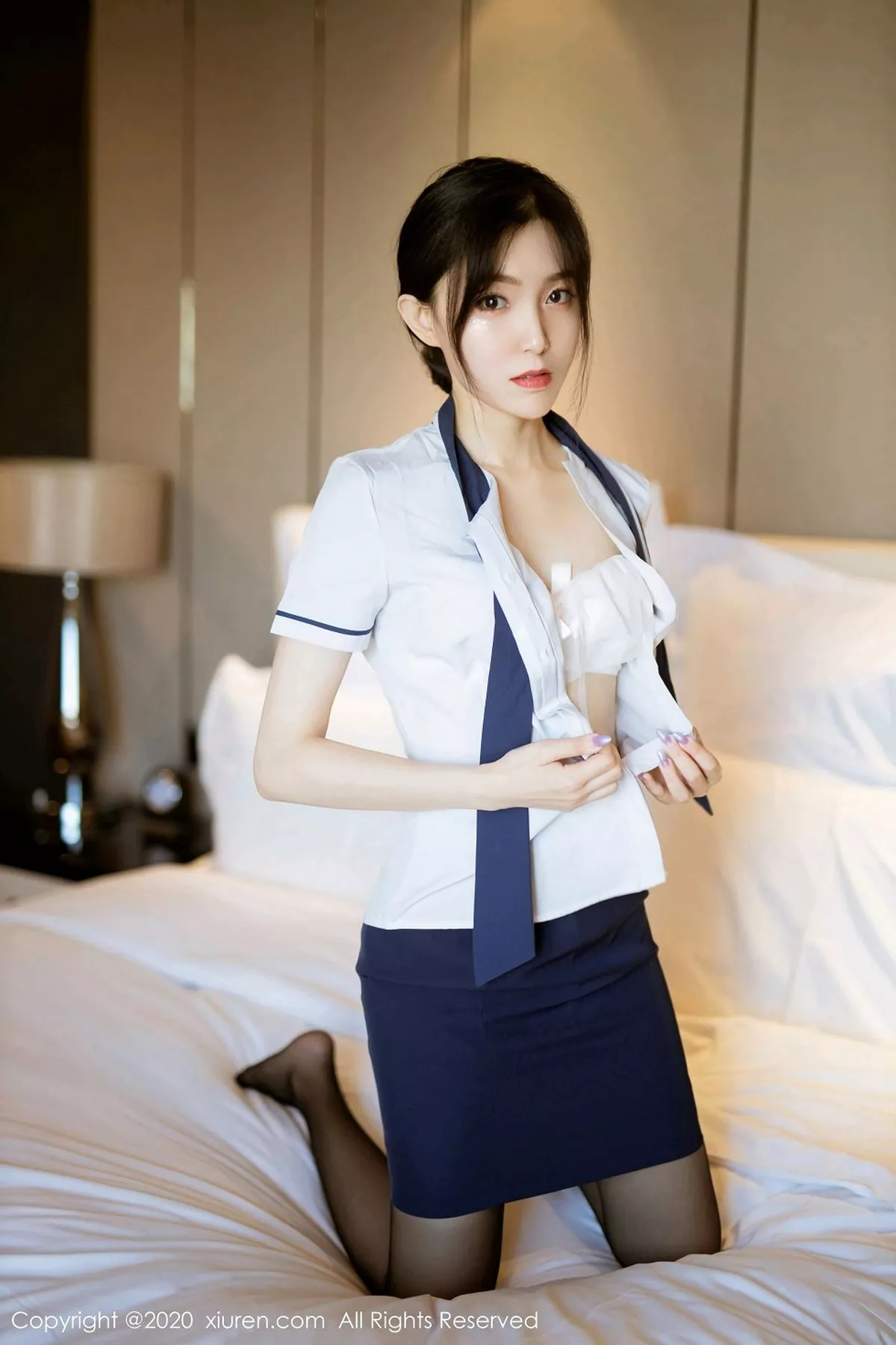 秀人集.com_[XiuRen秀人网]No.2735_嫩模九千柒柒经典职场制服主题半脱露白色内衣黑丝裤袜诱惑写真46P