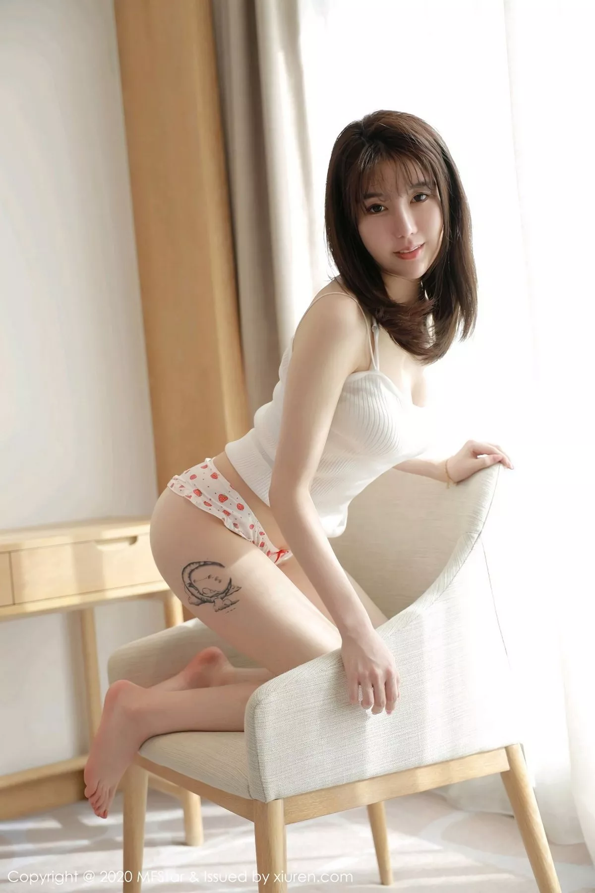 秀人集.com_[MFStar模范学院]Vol.410_嫩模薛琪琪sandy四川旅拍白色吊带配草莓内裤诱惑写真49P