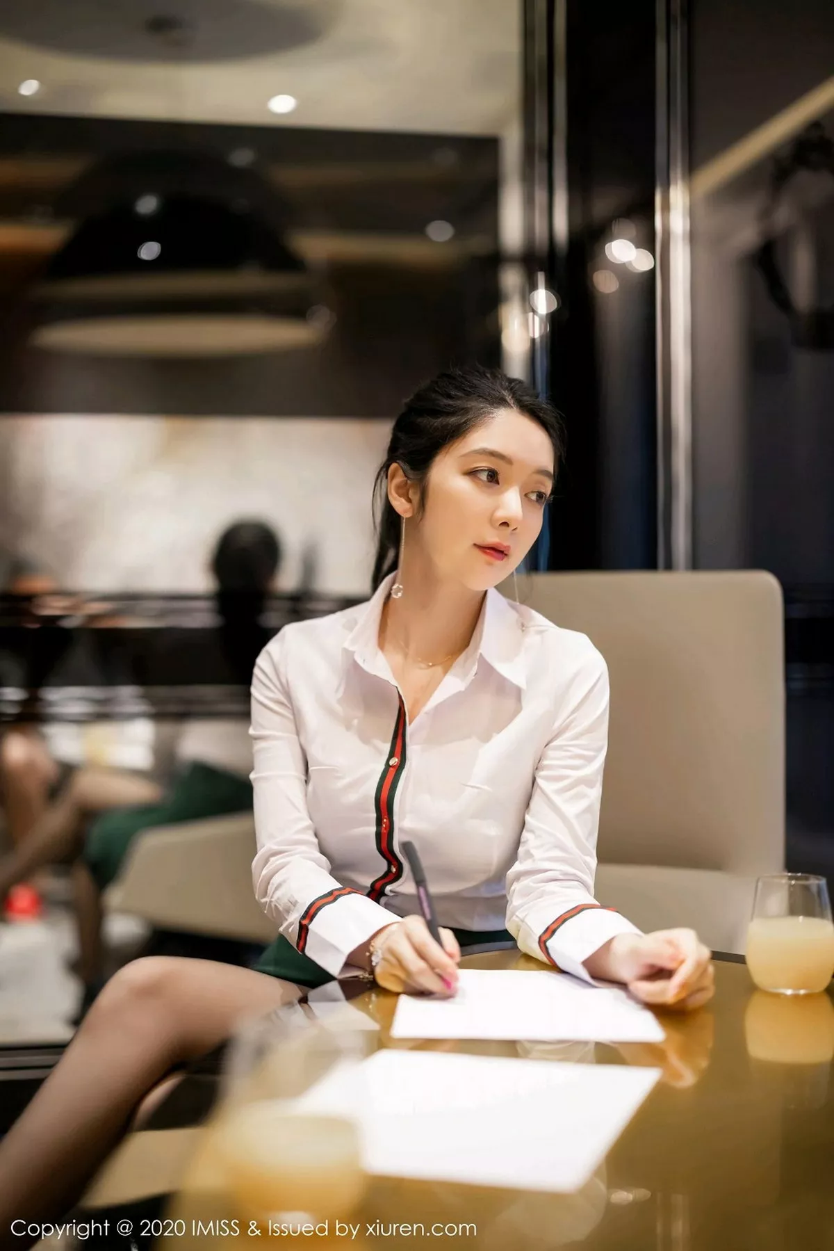 秀人集.com_[IMISS爱蜜社]Vol.521_女神Angela小热巴都市风格职业OL主题半脱内衣露豪乳诱惑写真54P