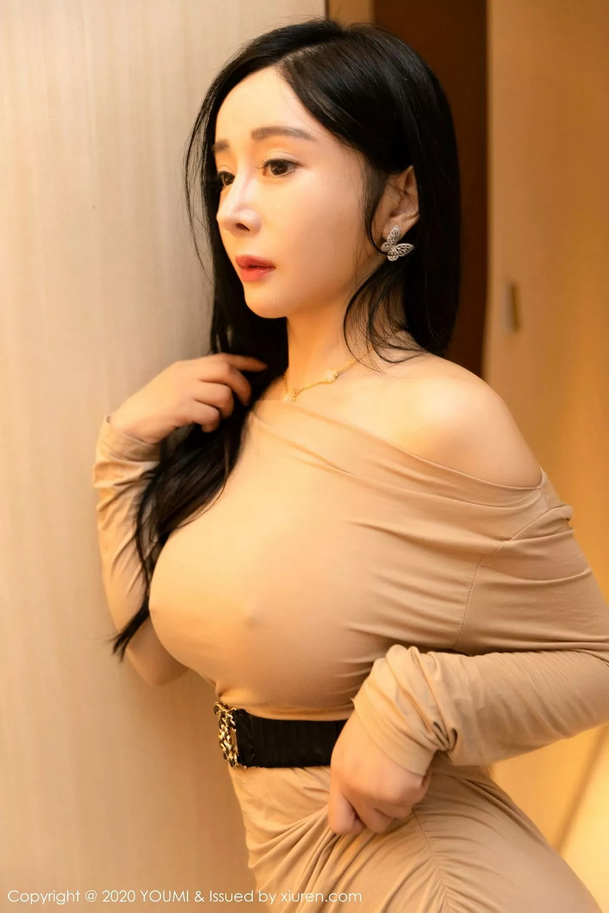 秀人集.com_[YouMi尤蜜荟]Vol.553_嫩模允爾私房床上米色长裙半脱露豪乳翘臀极致诱惑写真85P