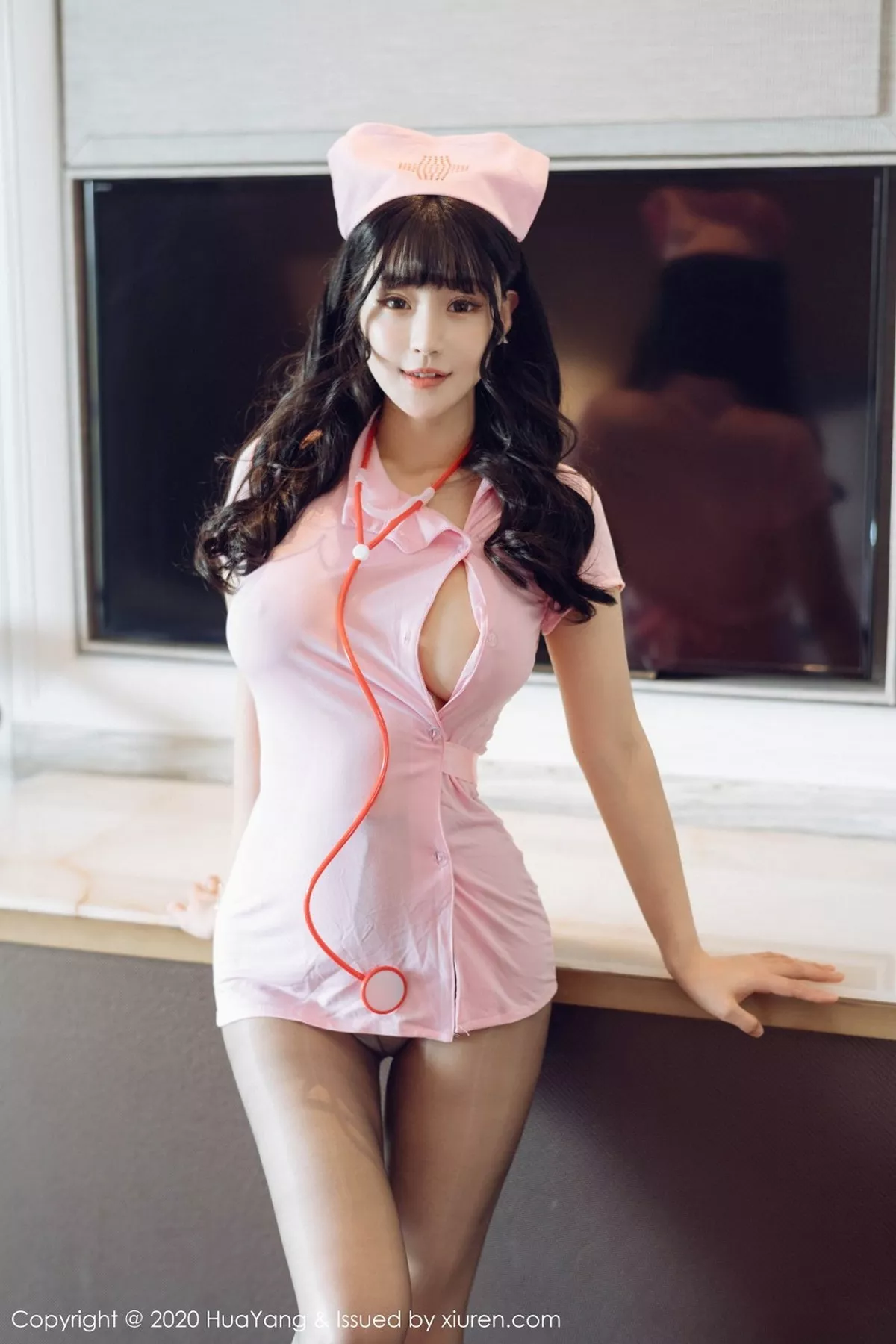 秀人集.com_[HuaYang花漾]Vol.302_女神朱可儿Flower西双版纳旅拍粉色护士装秀火辣身材诱惑写真49P