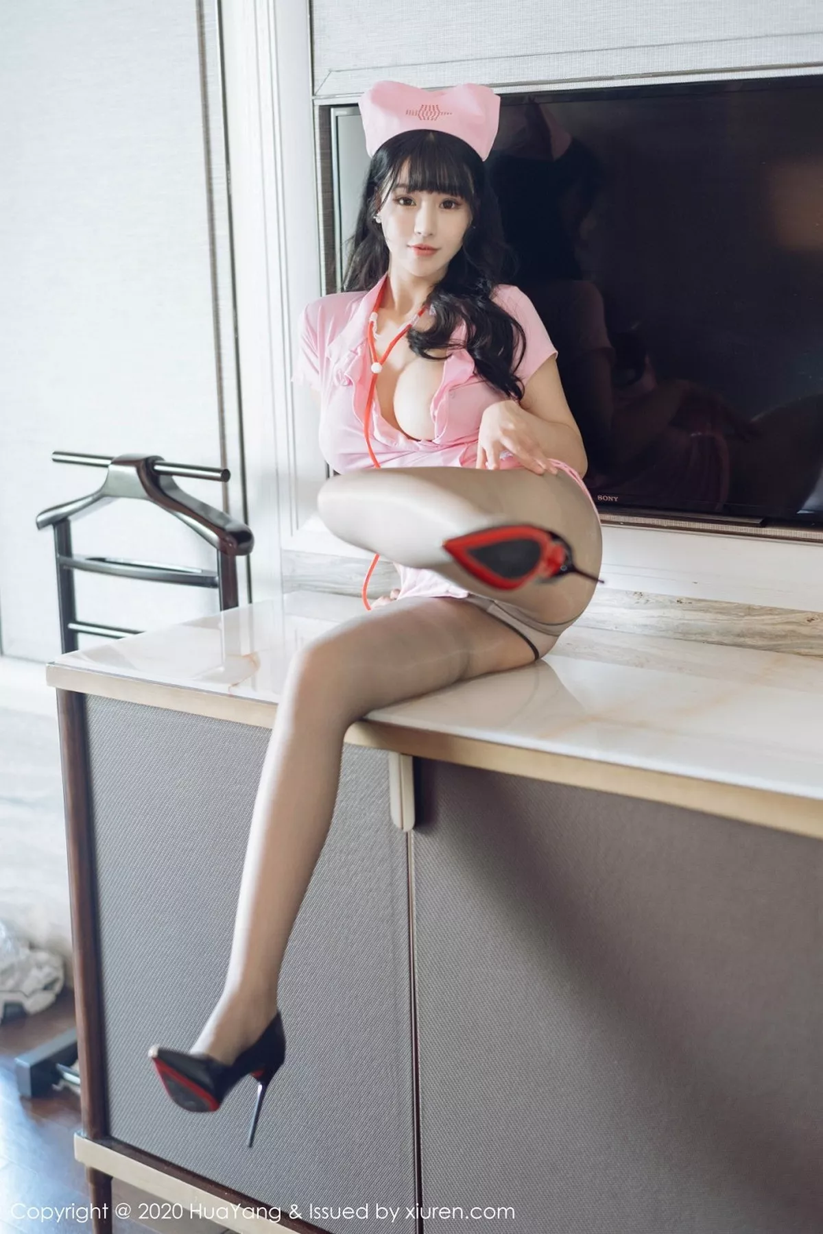 秀人集.com_[HuaYang花漾]Vol.302_女神朱可儿Flower西双版纳旅拍粉色护士装秀火辣身材诱惑写真49P