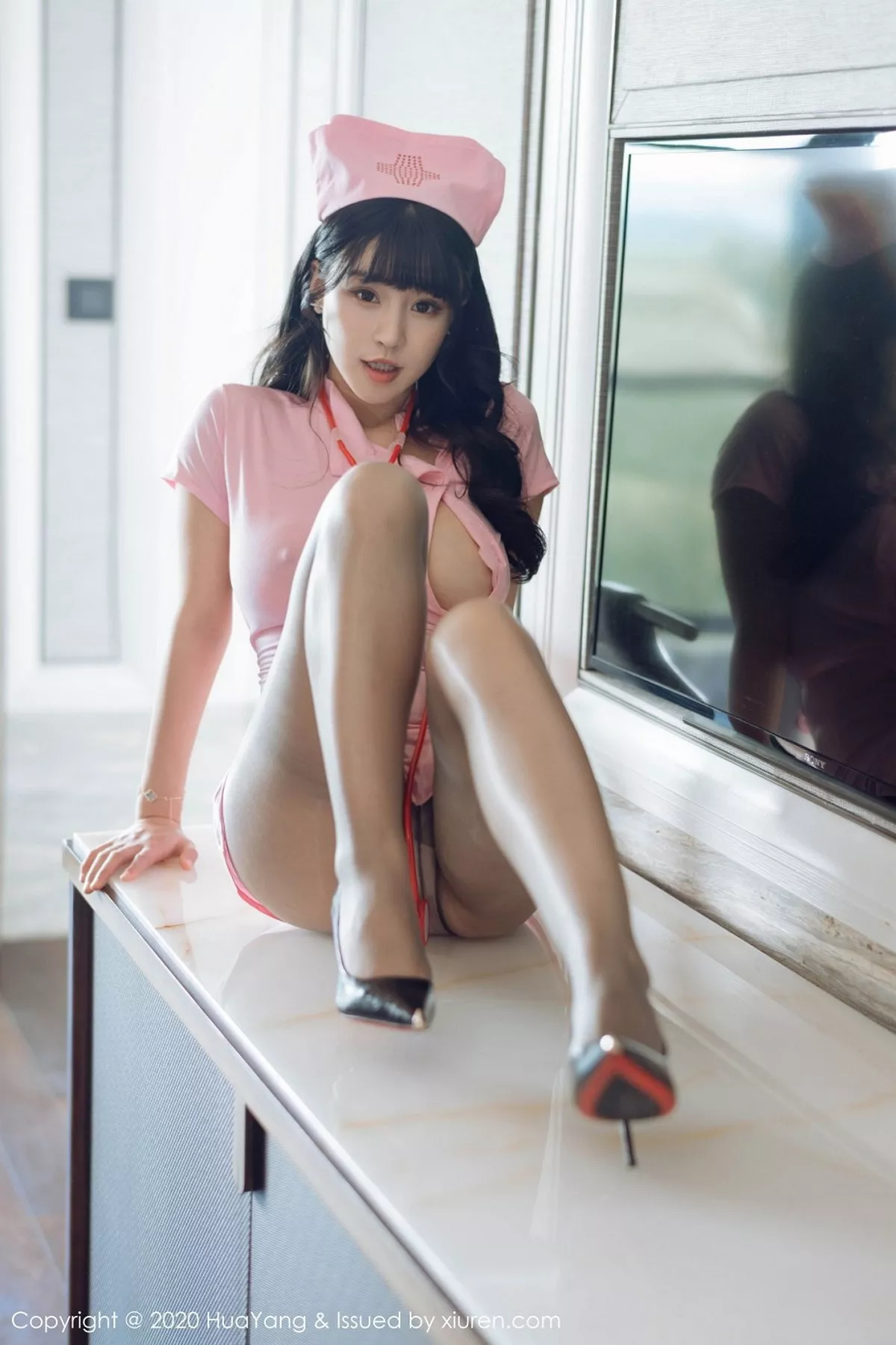 秀人集.com_[HuaYang花漾]Vol.302_女神朱可儿Flower西双版纳旅拍粉色护士装秀火辣身材诱惑写真49P