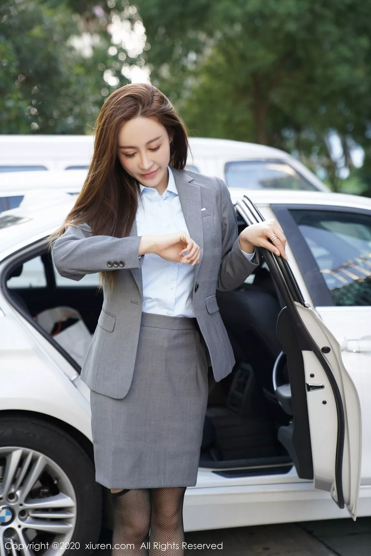 秀人集.com_[XiuRen秀人网]No.2638_嫩模周井空职场秘书OL制服主题半撩露吊带黑丝极致魅惑写真51P