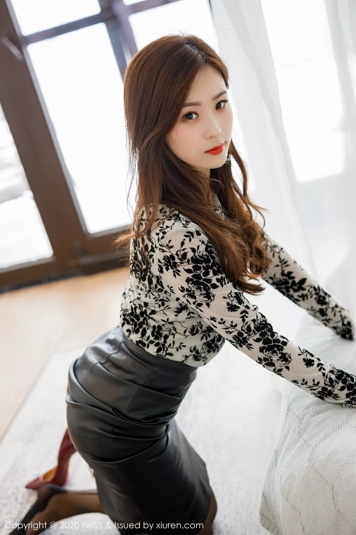 秀人集.com_[IMISS爱蜜社]Vol.508_嫩模杨紫嫣Cynthia心愿旅拍黑色皮裙配黑丝裤袜魅惑写真60P