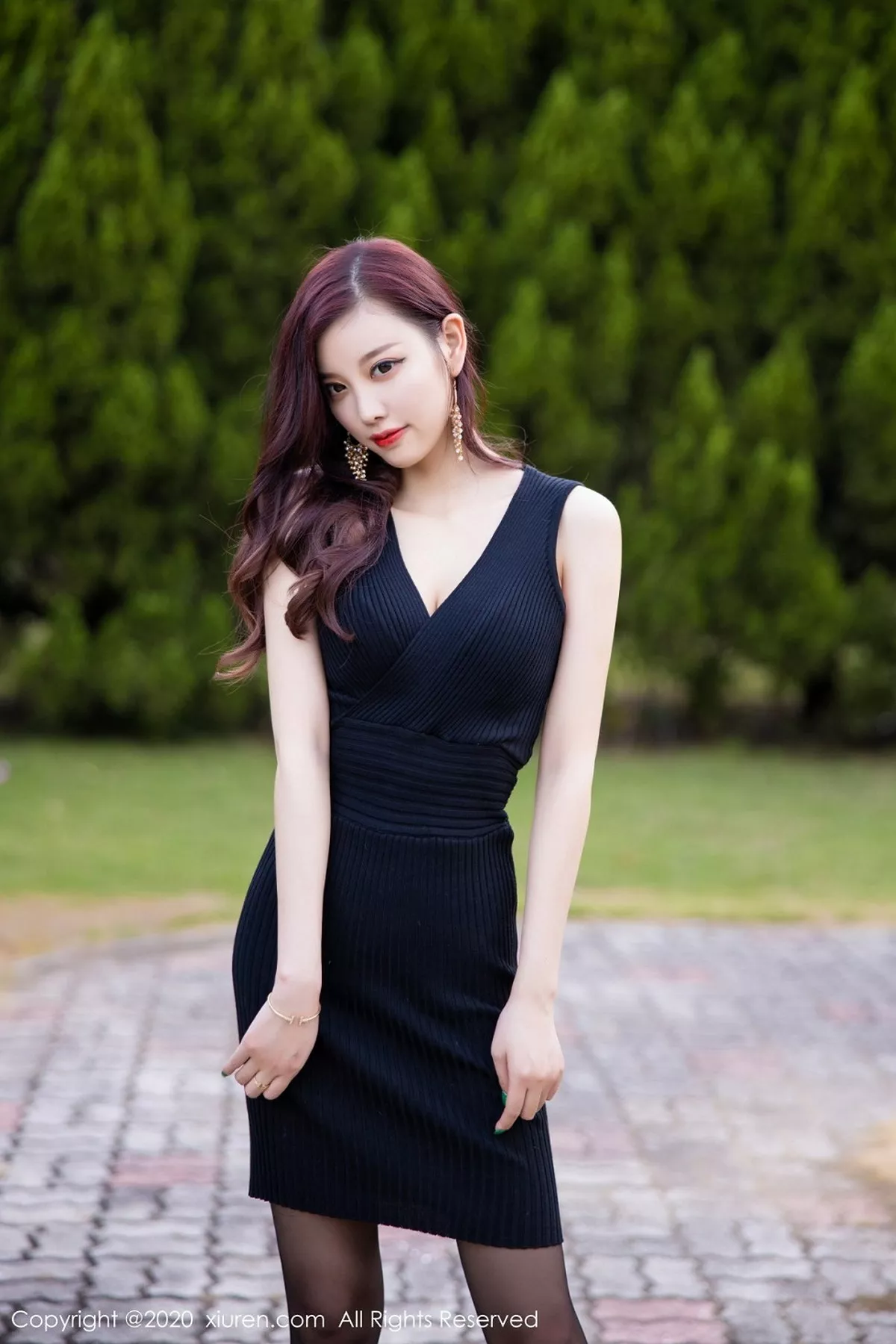 秀人集.com_[XiuRen秀人网]No.2648_女神杨晨晨sugar室外松林拍摄主题黑色吊裙配黑丝裤袜诱惑写真76P