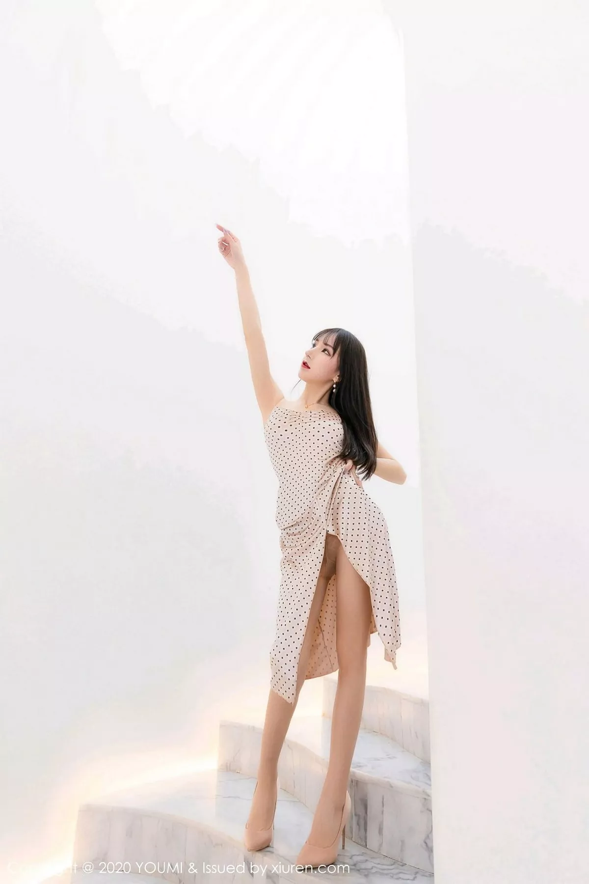 秀人集.com_[YouMi尤蜜荟]Vol.556_女神周于希Sandy大理旅拍性感吊带裙配蕾丝内裤惹火诱惑写真55P