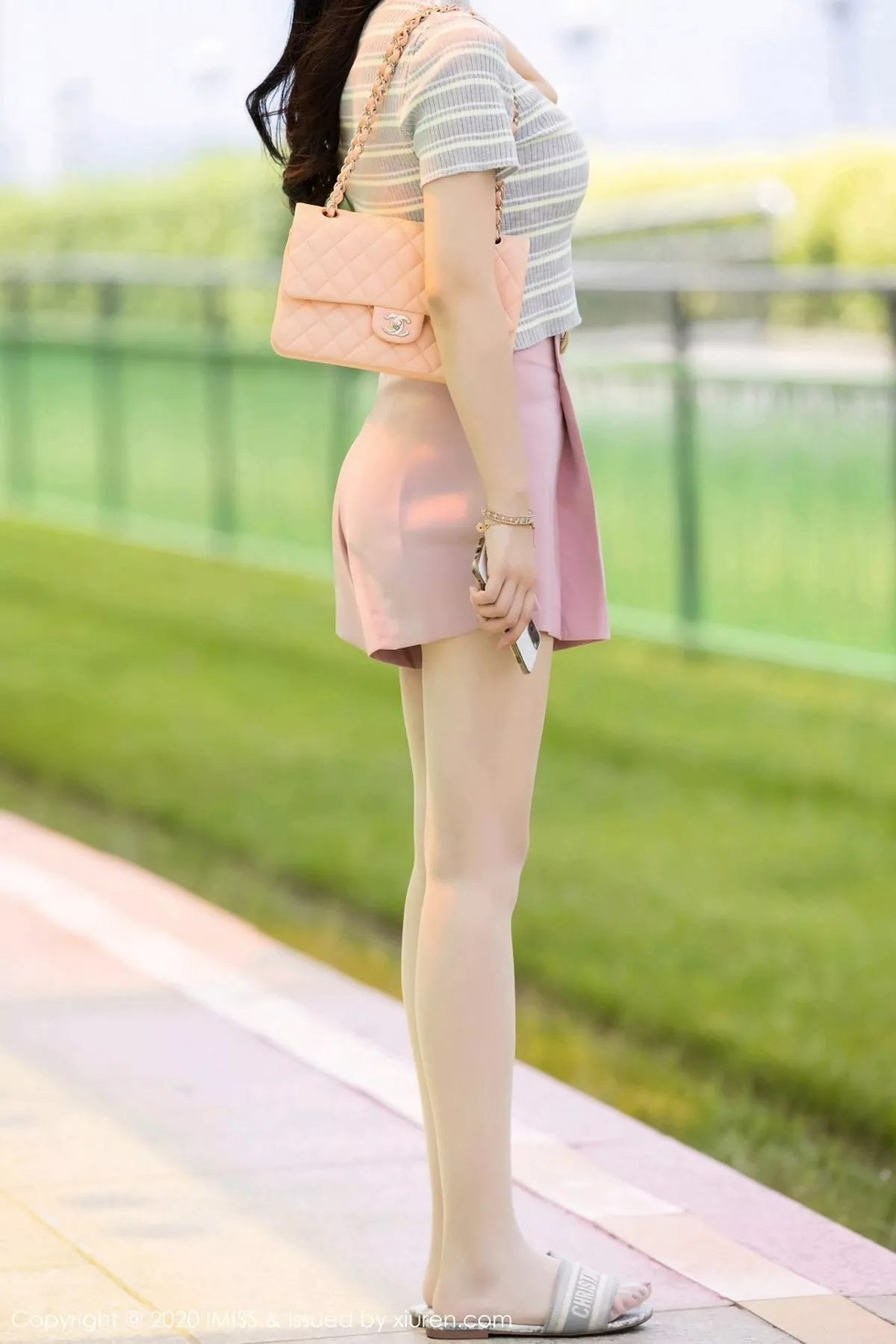 秀人集.com_[IMISS爱蜜社]Vol.526_女神Angela小热巴私房床上半脱露性感内衣秀完美身材诱惑写真42P