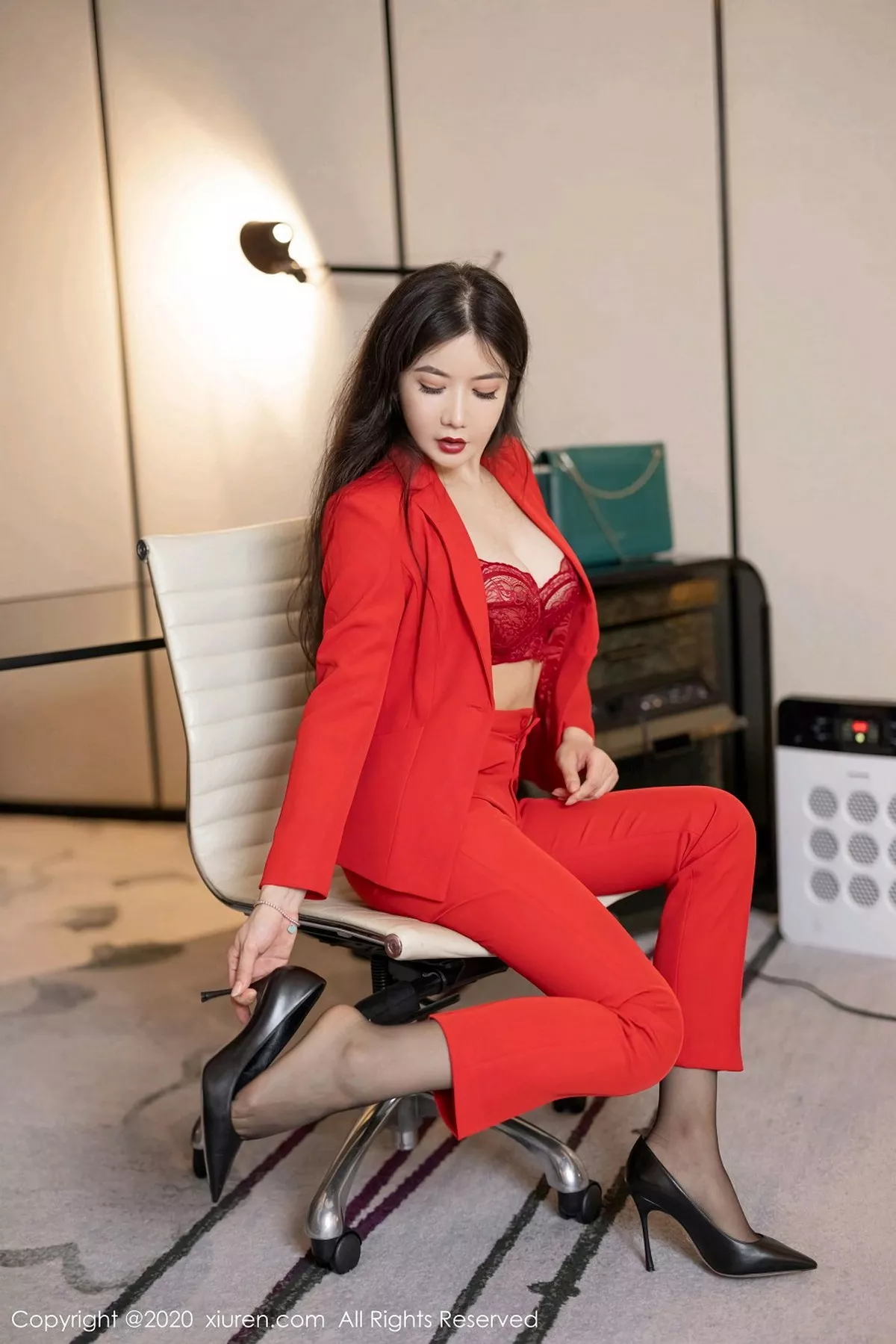 秀人集.com_[XiuRen秀人网]No.2828_女神心妍小公主脱猩红飒爽西装露性感红色内衣秀丰满身材诱惑写真30P