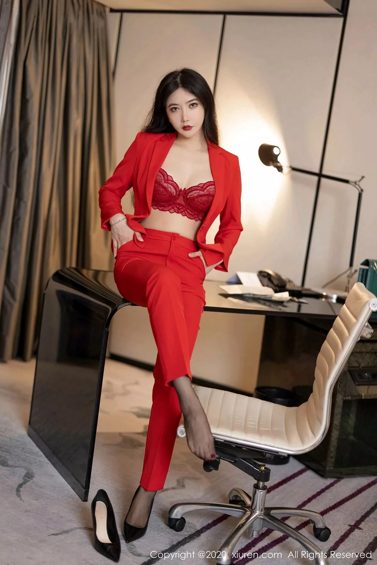 秀人集.com_[XiuRen秀人网]No.2828_女神心妍小公主脱猩红飒爽西装露性感红色内衣秀丰满身材诱惑写真30P