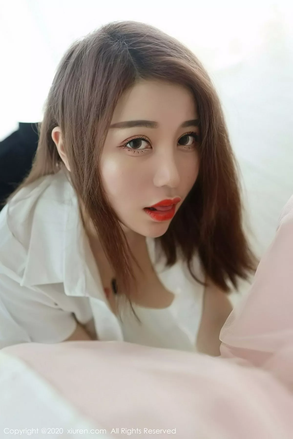 秀人集.com_[XiuRen秀人网]No.2831_嫩模美七Mia三亚旅拍白衬衫黑短裙制服配黑丝裤袜撩人诱惑写真48P