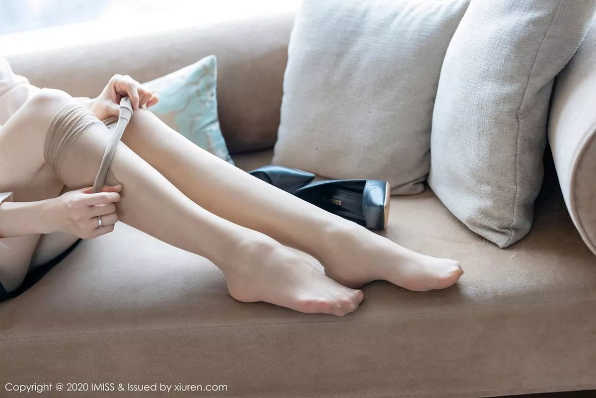 秀人集.com_[IMISS爱蜜社]Vol.528_气质美女Vanessa经典职场制服主题沙发上性感内衣完美诱惑写真71P
