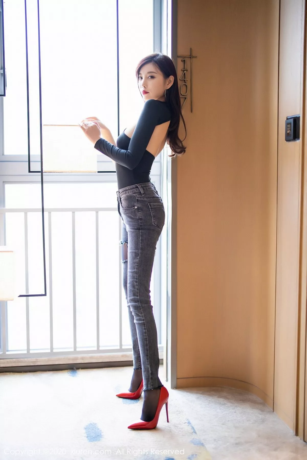 秀人集.com_[XiuRen秀人网]No.2841_女神杨晨晨sugar私房脱牛仔裤露黑丝裤袜秀翘臀撩人诱惑写真77P