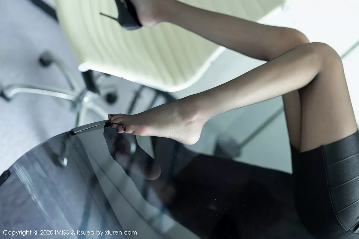 秀人集.com_[IMISS爱蜜社]Vol.529_气质女神Lavinia肉私房性感黑色内衣露玲珑有致身材诱惑写真53P