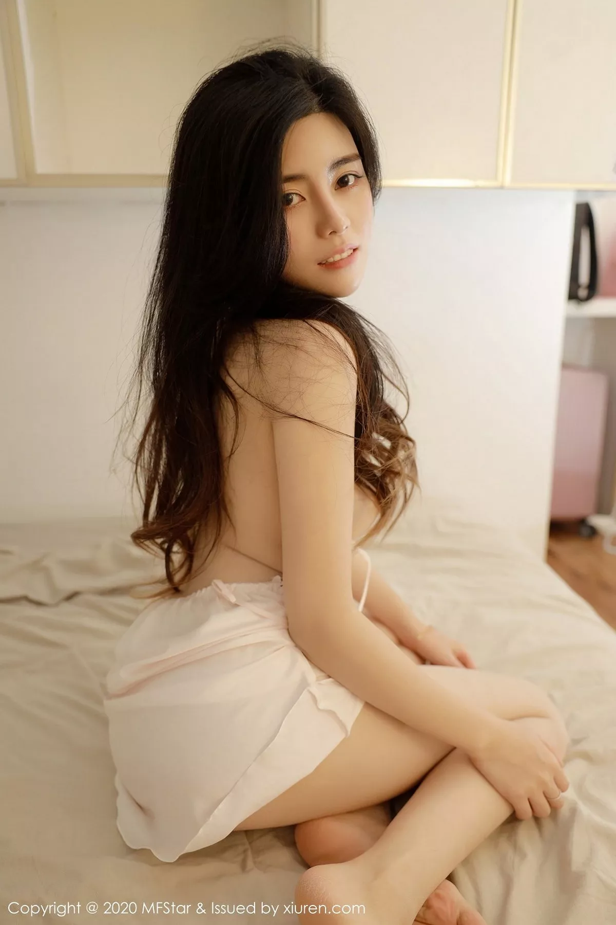 秀人集.com_[MFStar模范学院]Vol.419_嫩模白甜典雅白色蕾丝睡衣半撩露白嫩翘臀极致诱惑写真40P