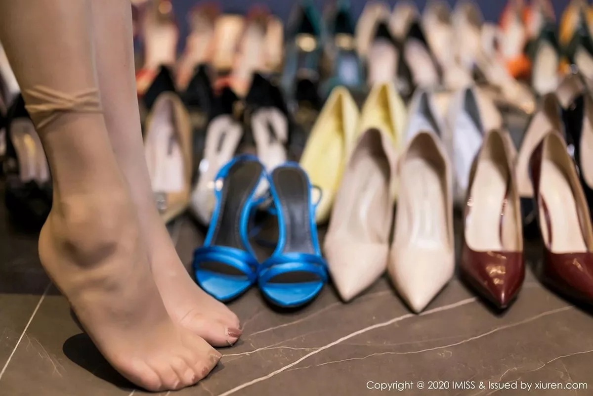 秀人集.com_[IMISS爱蜜社]Vol.533_气质女神Lavinia肉典雅连身裙半脱露性感内衣完美诱惑写真49P