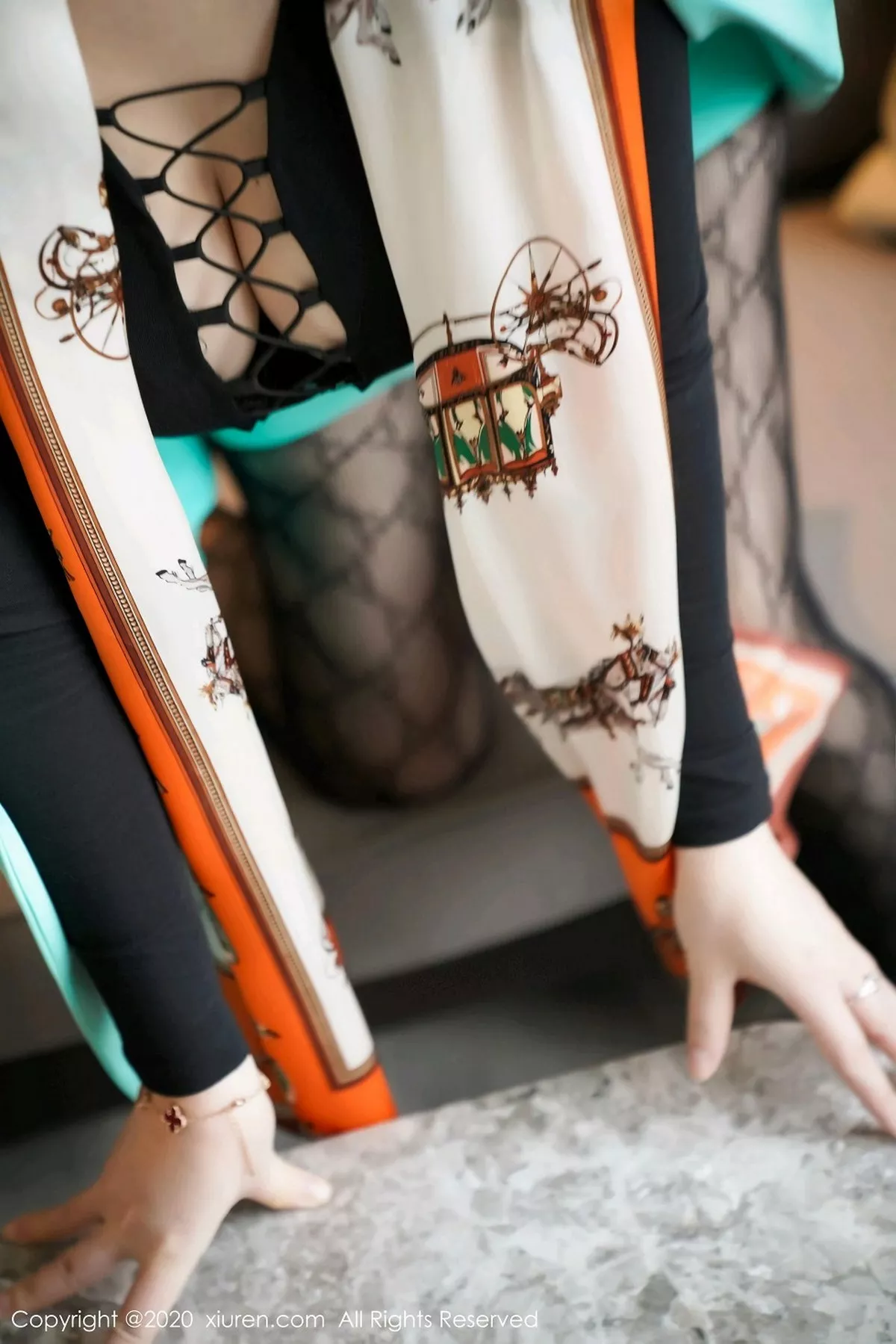 秀人集.com_[XiuRen秀人网]No.2861_嫩模诗诗kiki魅惑车拍OL主题黑色缕空网袜秀翘臀撩人诱惑写真86P