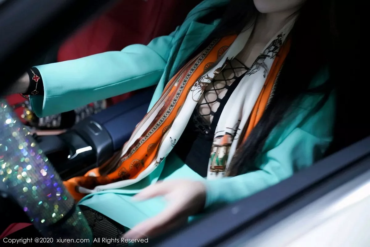 秀人集.com_[XiuRen秀人网]No.2861_嫩模诗诗kiki魅惑车拍OL主题黑色缕空网袜秀翘臀撩人诱惑写真86P