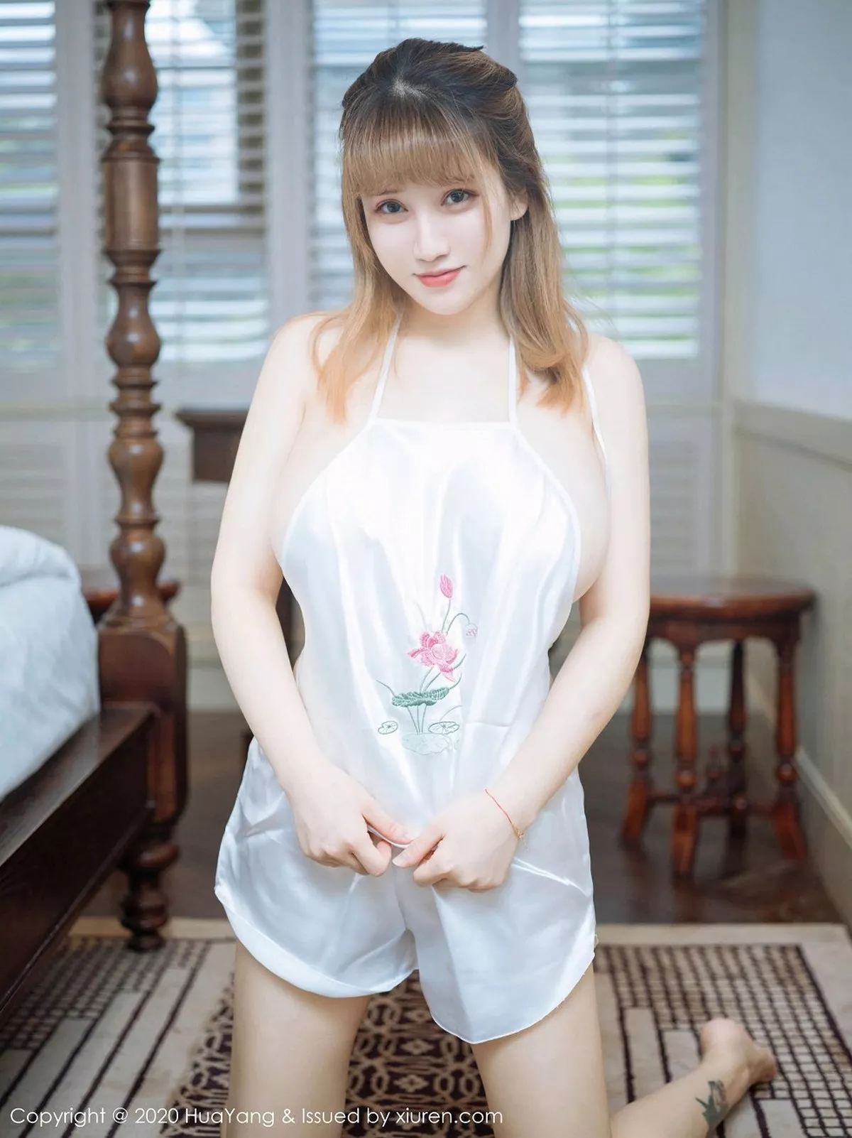 秀人集.com_[HuaYang花漾]Vol.336_嫩模周大萌杭州旅拍纯白丝质肚兜半脱露傲人豪乳极致诱惑写真40P