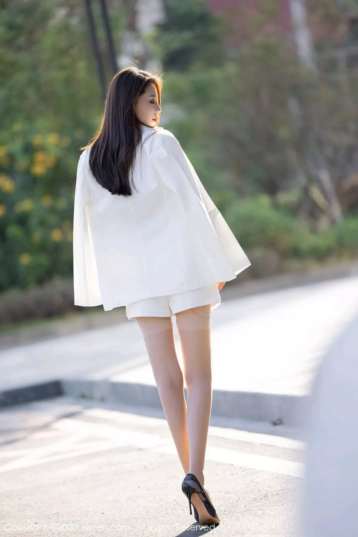 秀人集.com_[XiuRen秀人网]No.2868_嫩模言沫淡雅白色职业装主题半脱露开档肉丝裤袜撩人诱惑写真62P