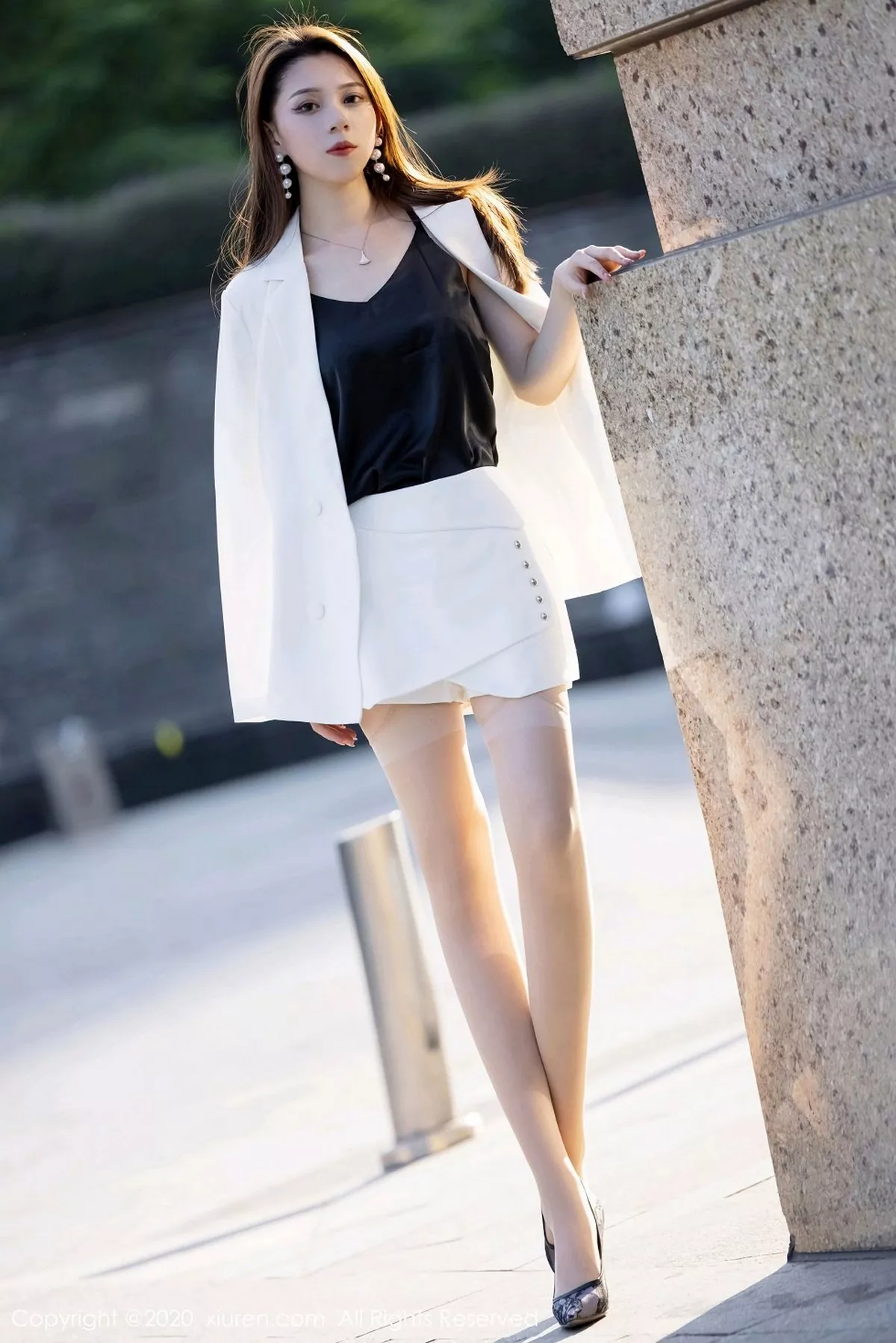 秀人集.com_[XiuRen秀人网]No.2868_嫩模言沫淡雅白色职业装主题半脱露开档肉丝裤袜撩人诱惑写真62P