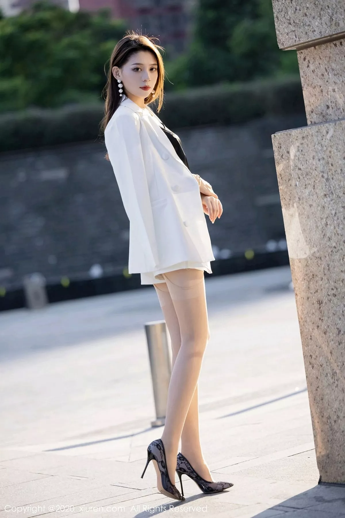 秀人集.com_[XiuRen秀人网]No.2868_嫩模言沫淡雅白色职业装主题半脱露开档肉丝裤袜撩人诱惑写真62P