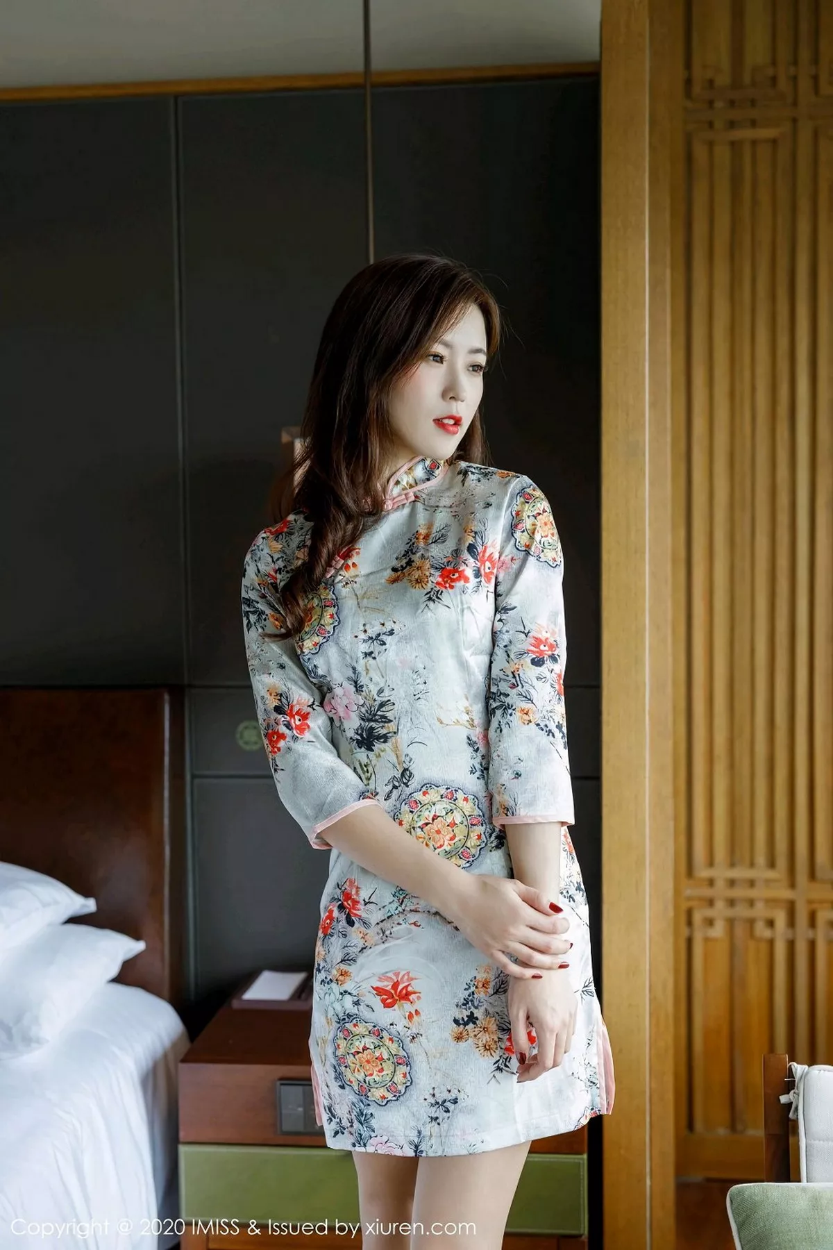 秀人集.com_[IMISS爱蜜社]Vol.534_嫩模杨紫嫣Cynthia私房床上撩古韵旗袍露肉丝裤袜诱惑写真64P