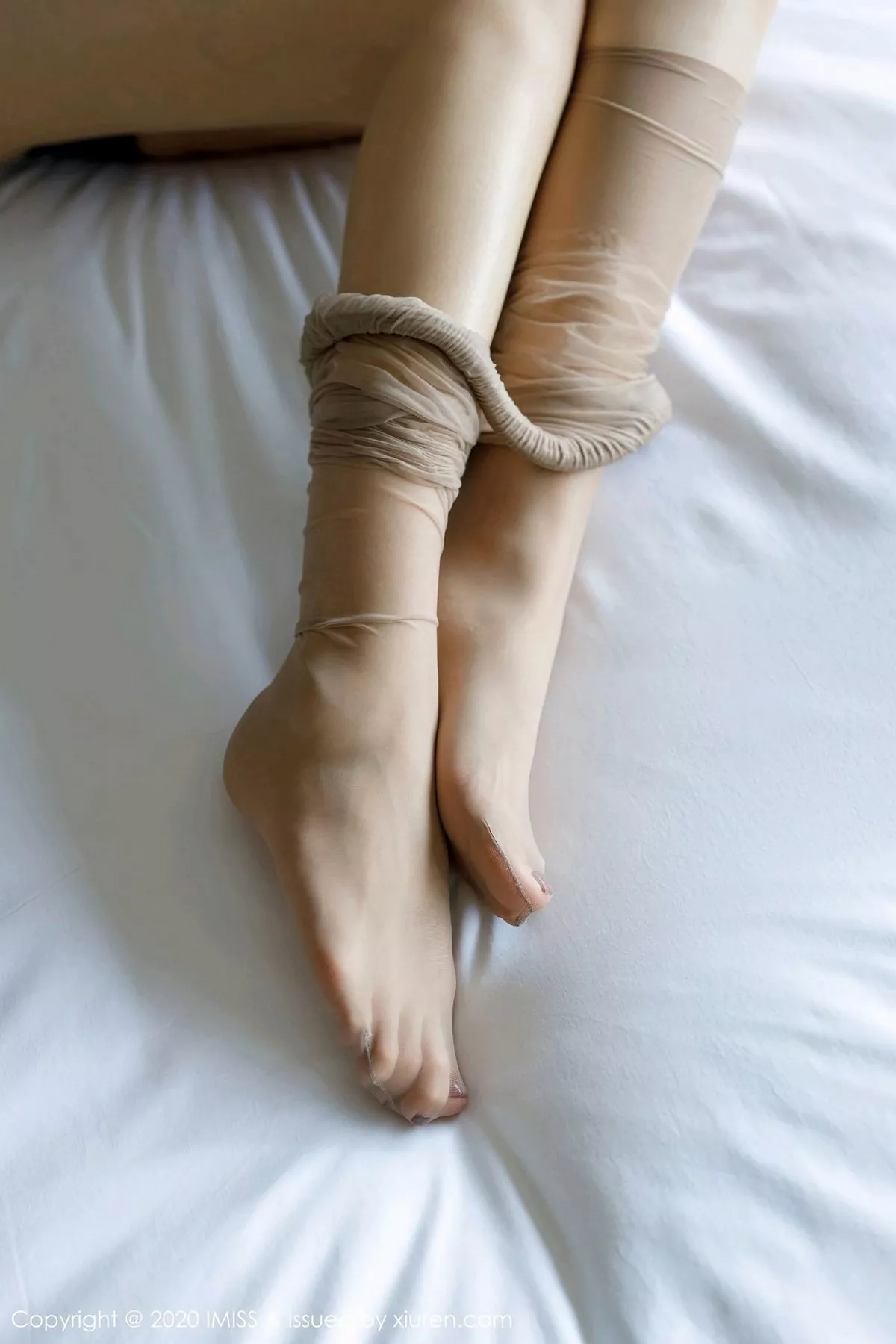 秀人集.com_[IMISS爱蜜社]Vol.534_嫩模杨紫嫣Cynthia私房床上撩古韵旗袍露肉丝裤袜诱惑写真64P