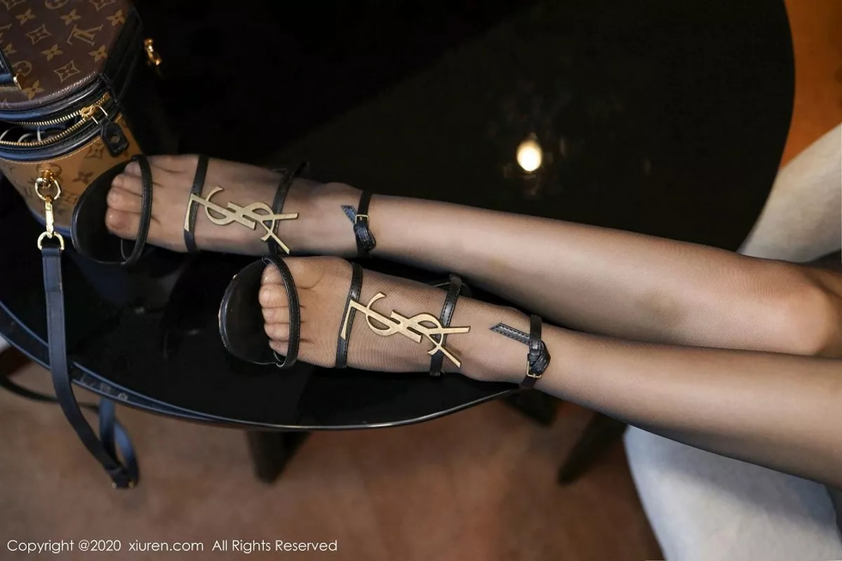 秀人集.com_[XiuRen秀人网]No.2874_嫩模张雨萌私房针织套裙配开档黑丝裤袜秀翘臀美腿撩人诱惑写真42P