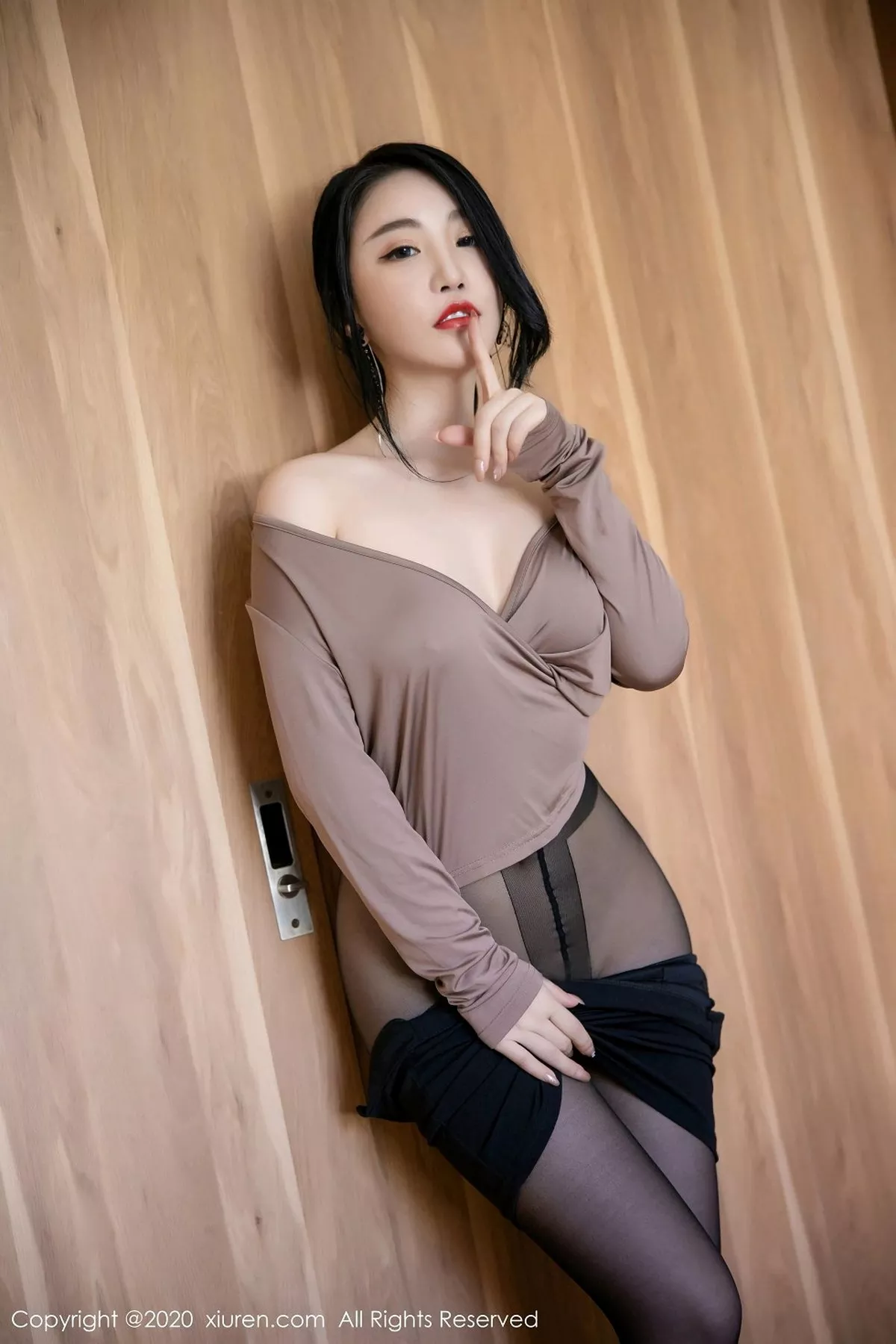 秀人集.com_[XiuRen秀人网]No.2881_女神绯月樱-Cherry都市OL短裙主题无内黑丝裤袜秀翘臀诱惑写真52P