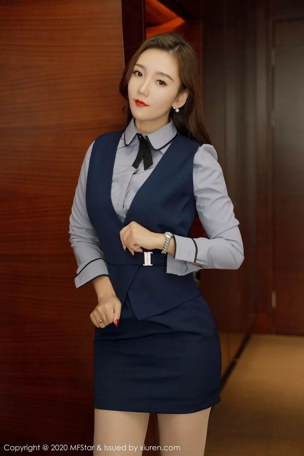 秀人集.com_[MFStar模范学院]Vol.425_嫩模艾静香职场职业装主题半脱露无内肉丝秀翘臀诱惑写真44P