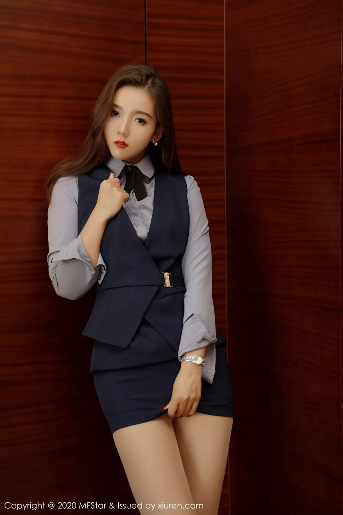 秀人集.com_[MFStar模范学院]Vol.425_嫩模艾静香职场职业装主题半脱露无内肉丝秀翘臀诱惑写真44P