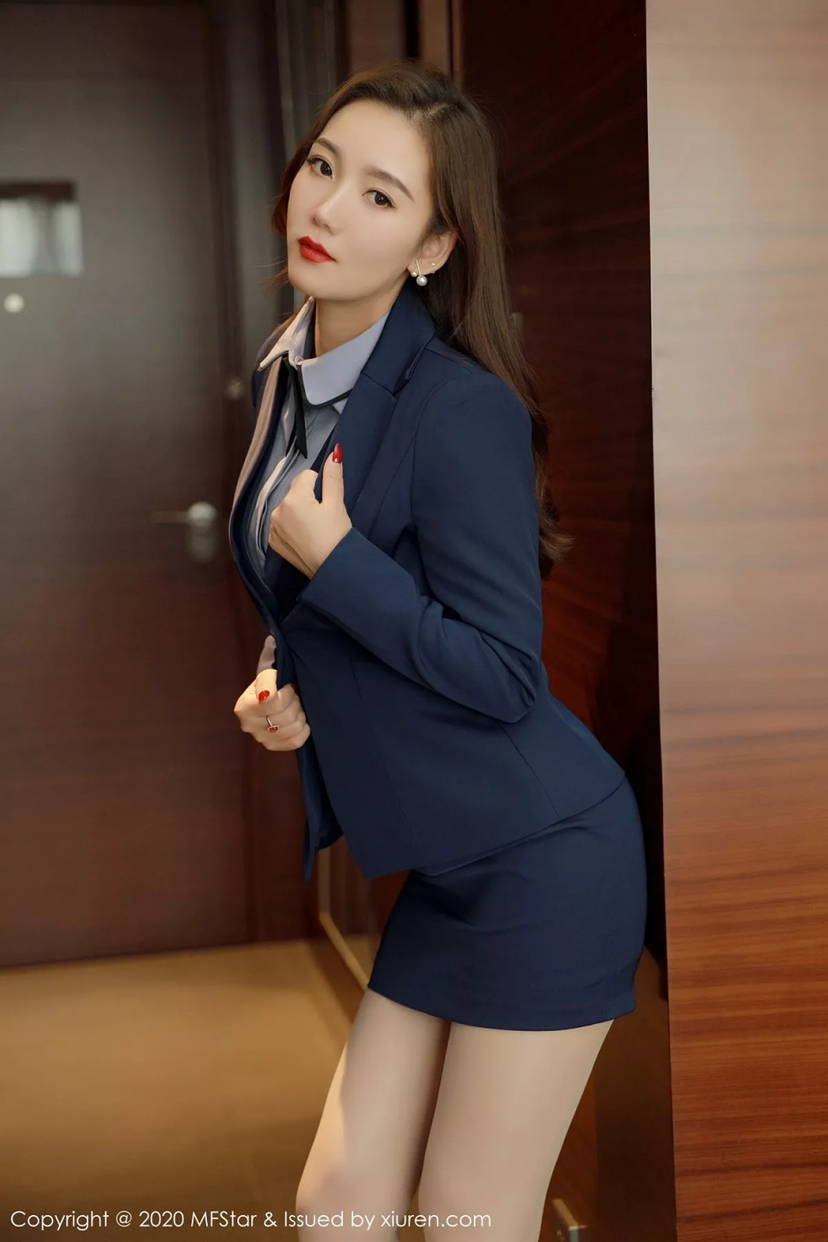 秀人集.com_[MFStar模范学院]Vol.425_嫩模艾静香职场职业装主题半脱露无内肉丝秀翘臀诱惑写真44P