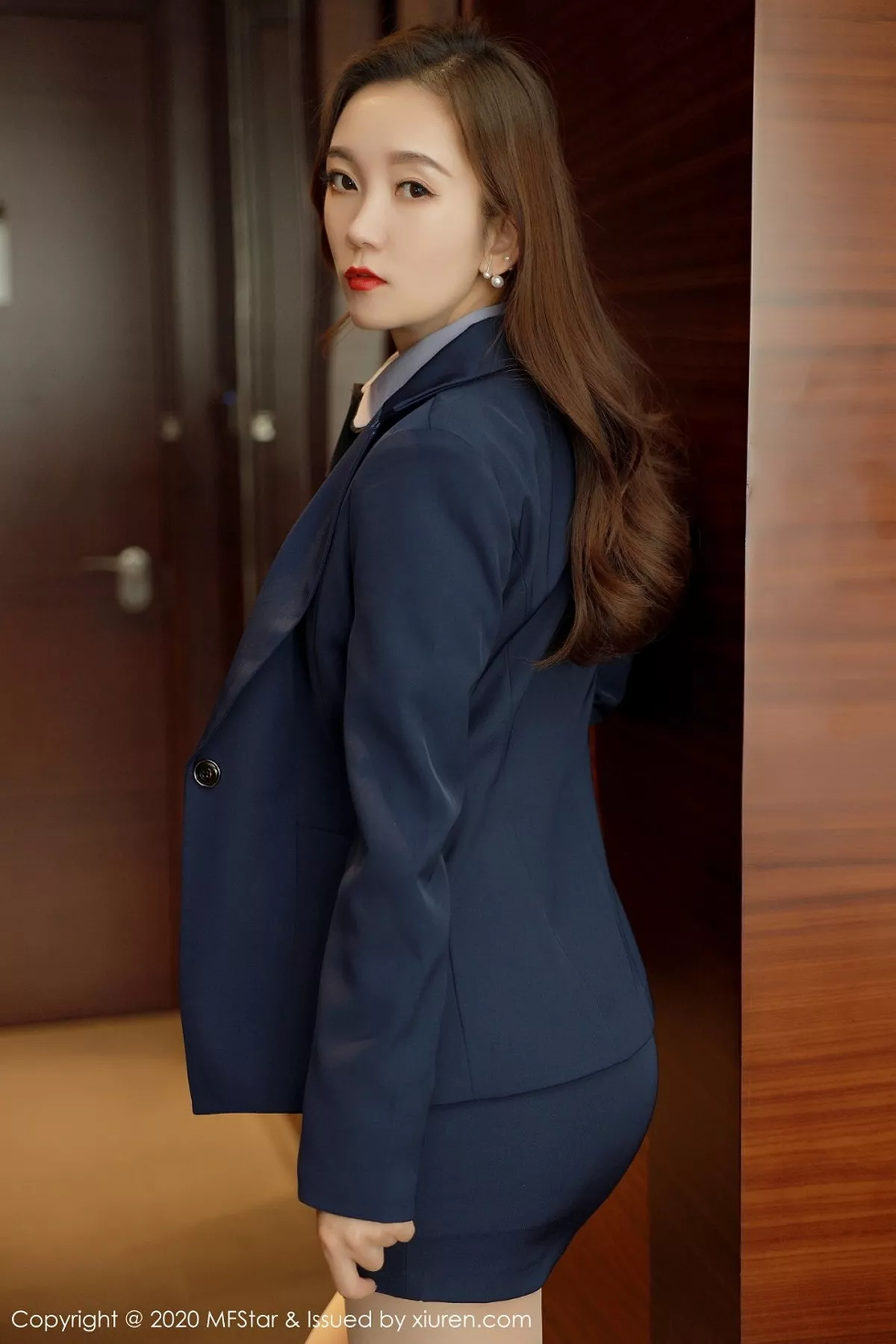 秀人集.com_[MFStar模范学院]Vol.425_嫩模艾静香职场职业装主题半脱露无内肉丝秀翘臀诱惑写真44P