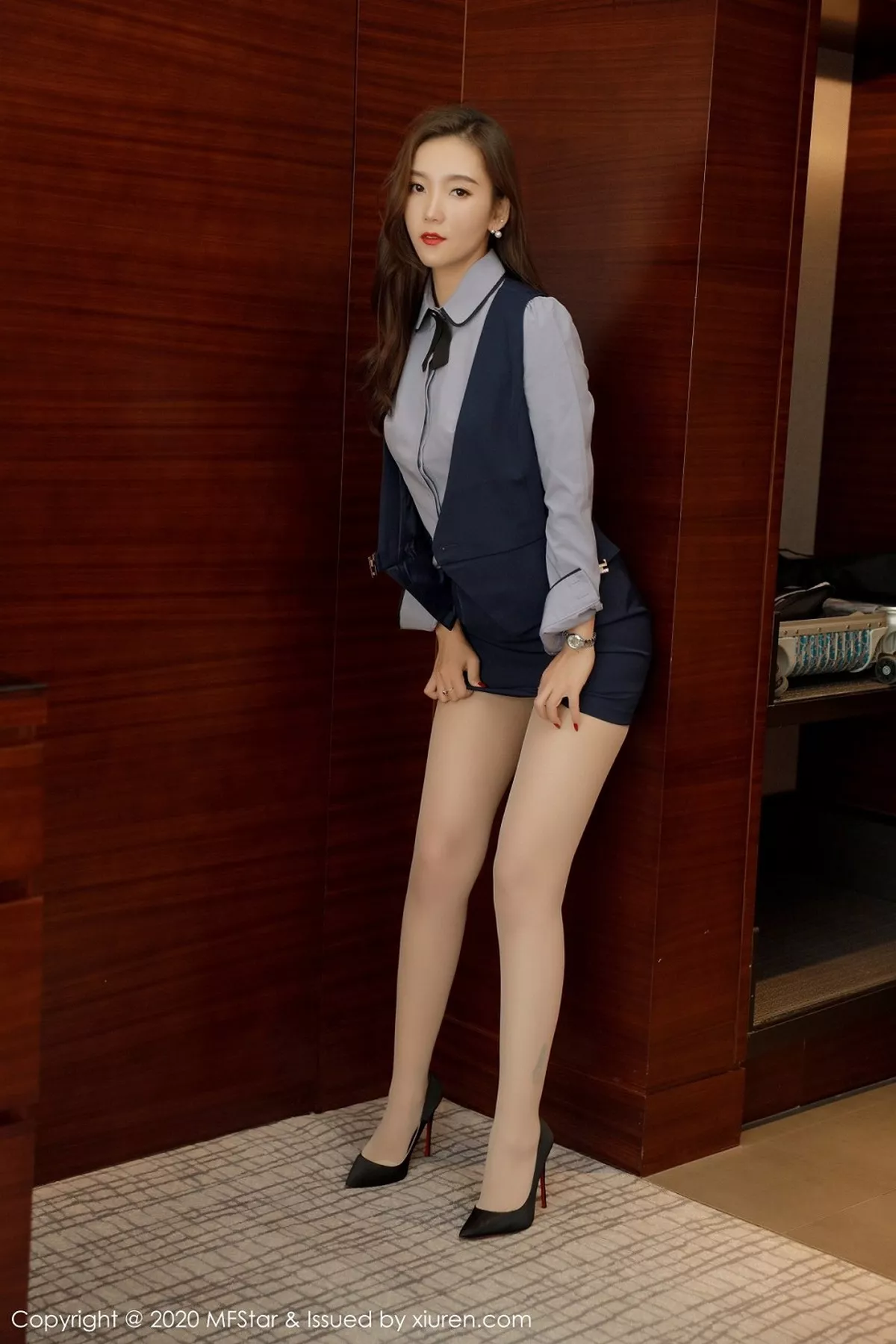 秀人集.com_[MFStar模范学院]Vol.425_嫩模艾静香职场职业装主题半脱露无内肉丝秀翘臀诱惑写真44P