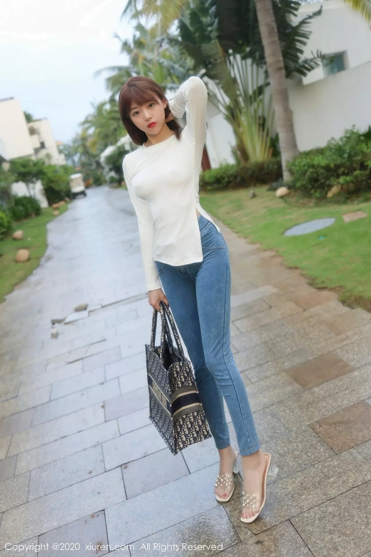 秀人集.com_[XiuRen秀人网]No.2785_嫩模佘贝拉bella三亚旅拍紧身牛仔裤主题私房半脱露翘臀诱惑写真51P