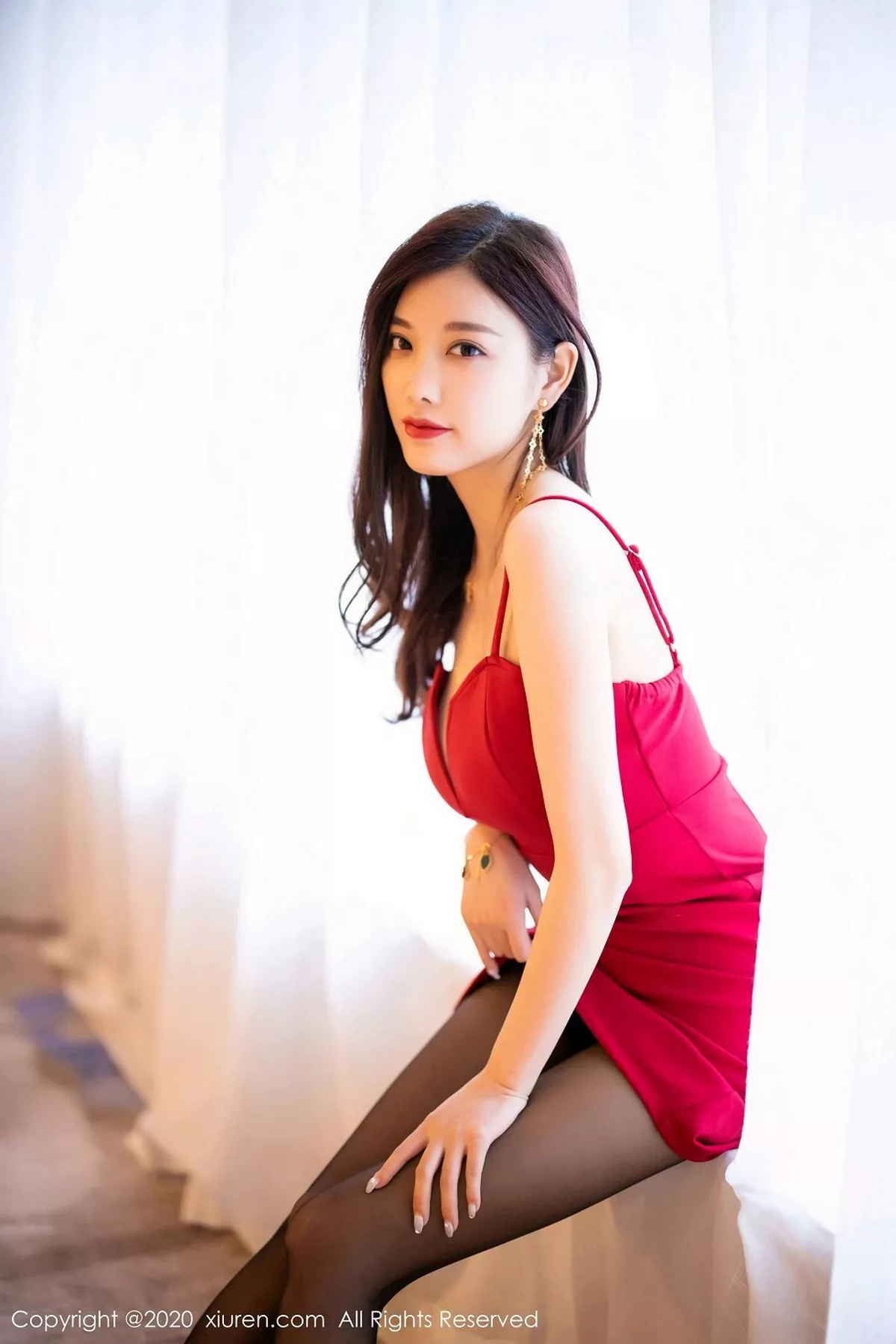 秀人集.com_[XiuRen秀人网]No.2800_女神杨晨晨sugar猩红吊裙配无内黑丝裤袜秀翘臀美腿撩人诱惑写真62P