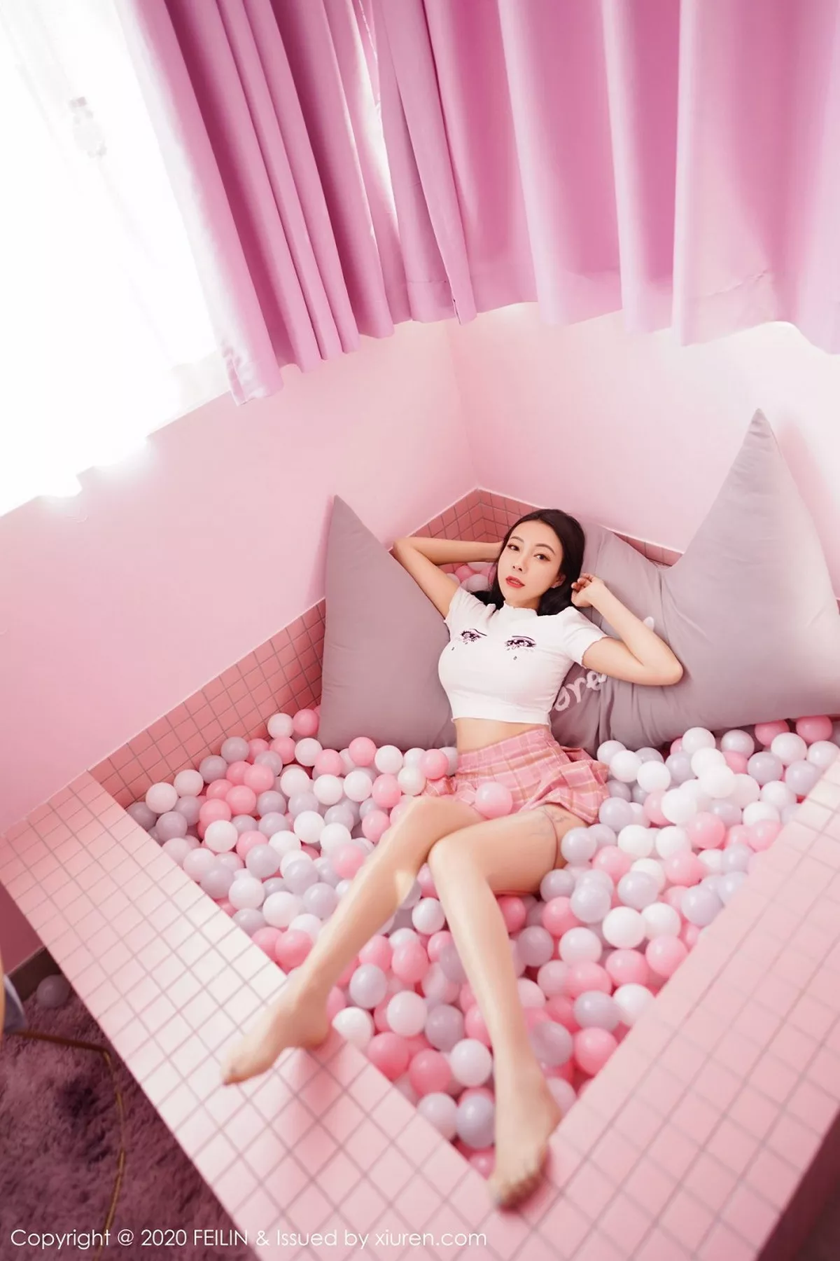 秀人集.com_[FeiLin嗲囡囡]VOL.353_御姐果儿Victoria粉色波波池JK制服+比基尼秀豪乳诱惑写真51P