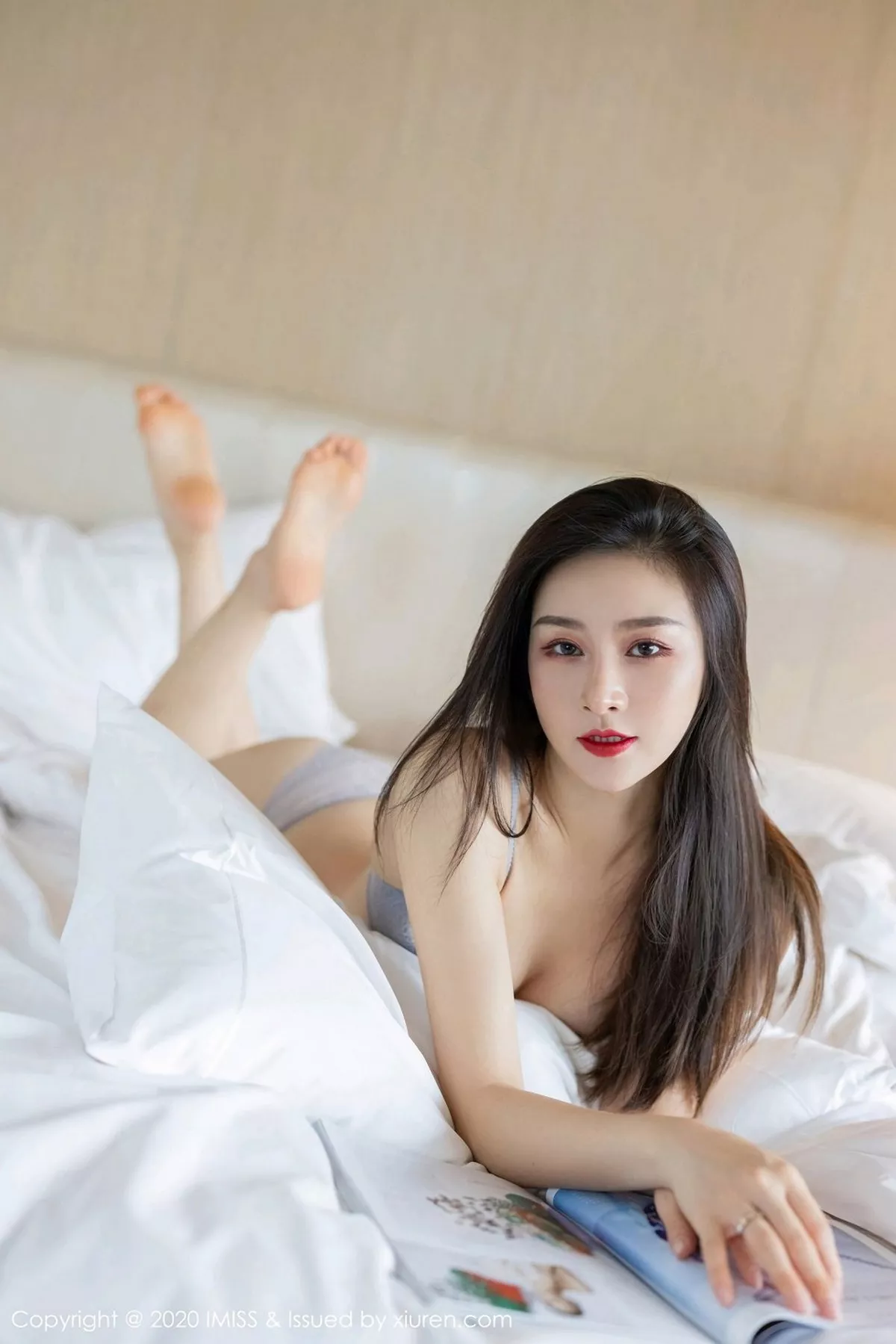 秀人集.com_[IMISS爱蜜社]Vol.525_气质美女Vanessa私房床上性感内衣秀完美身材迷人诱惑写真56P