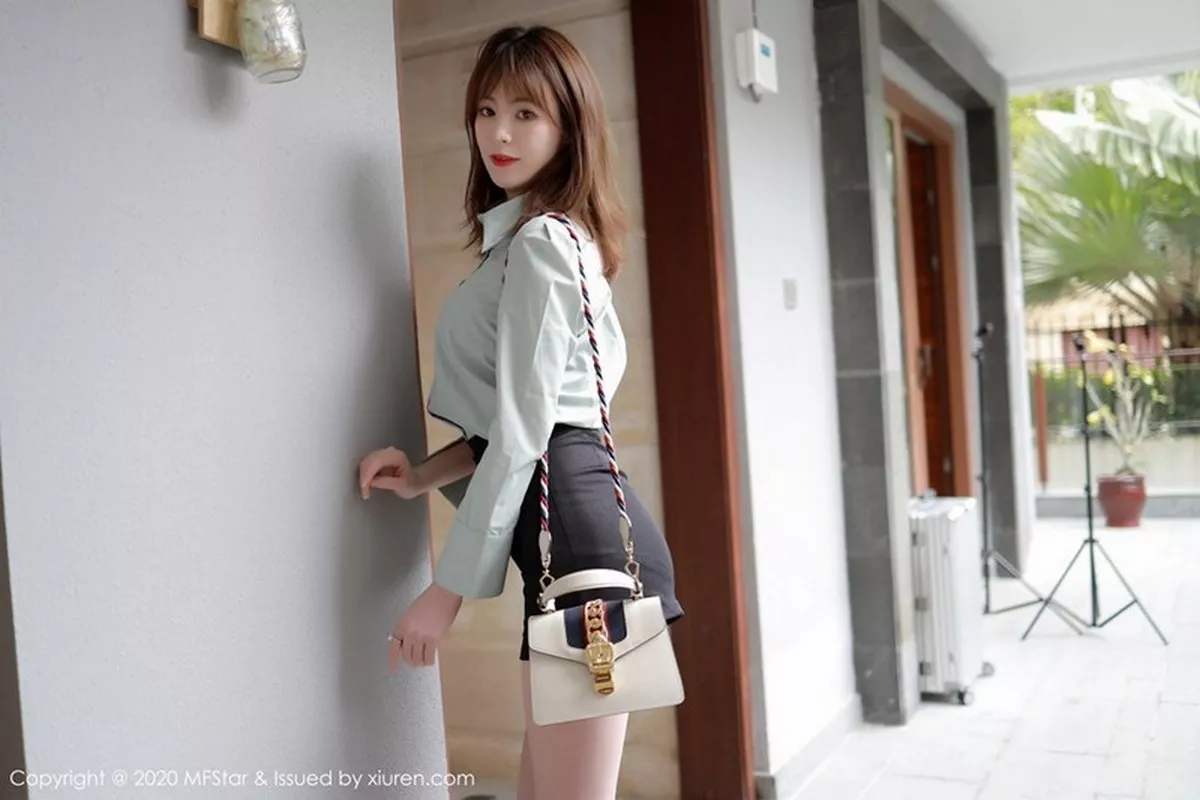 秀人集.com_[MFStar模范学院]Vol.429_嫩模yoo优优三亚旅拍都市职场OL主题黑短裙秀美腿性感写真57P