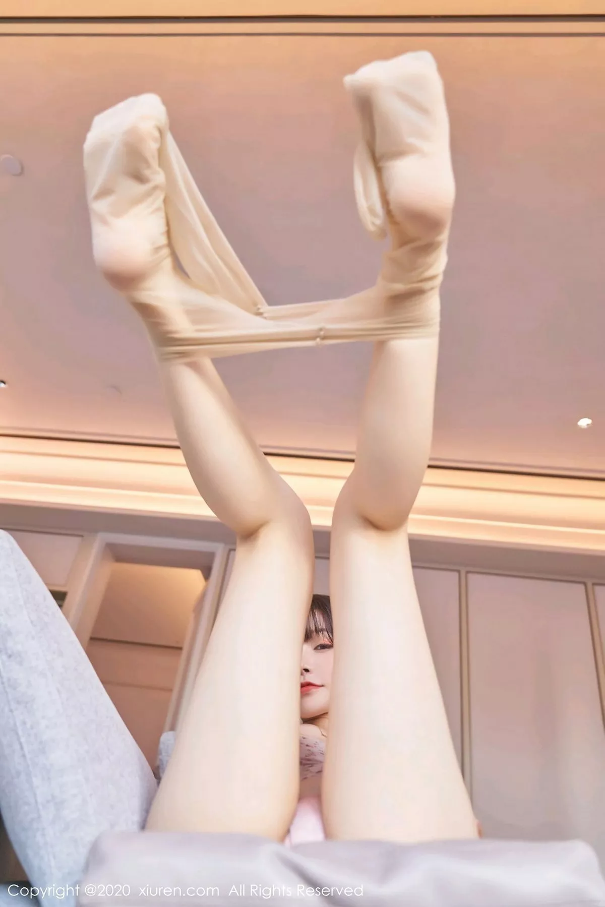 秀人集.com_[XiuRen秀人网]No.2949_女神芝芝Booty私房草莓服饰配超薄肉丝裤袜秀完美身材诱惑写真83P