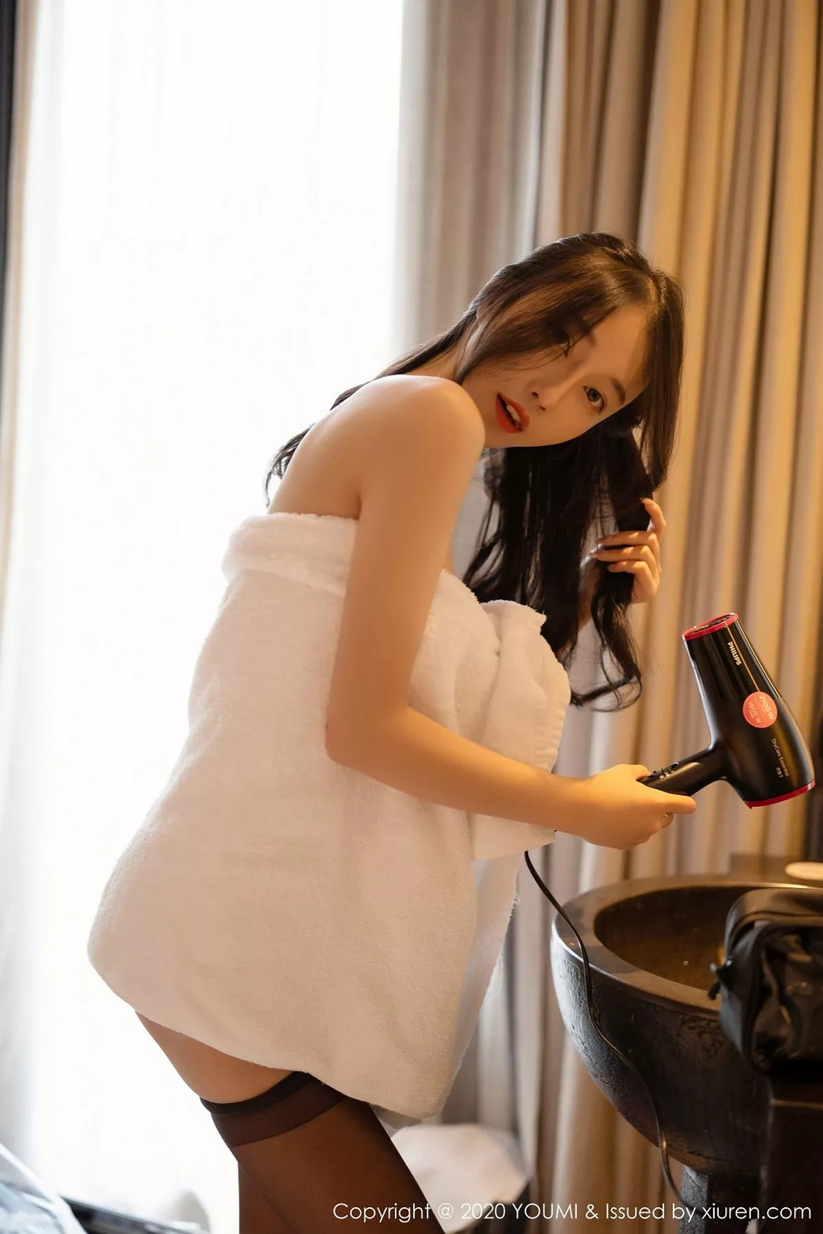 秀人集.com_[YouMi尤蜜荟]Vol.582_美人玥儿玥er杭州旅拍红色空乘制服半脱秀火辣身材诱惑写真95P