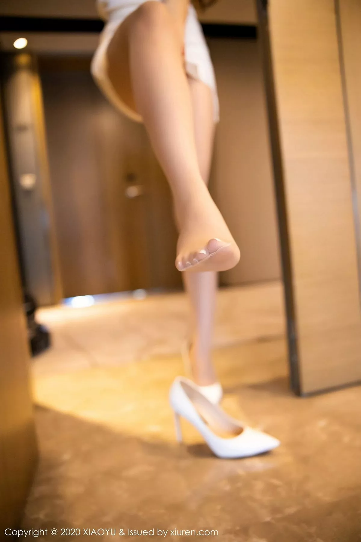 秀人集.com_[XiaoYu画语界]Vol.432_女神芝芝Booty性感白色连身裙配无内肉丝裤袜撩人诱惑写真61P