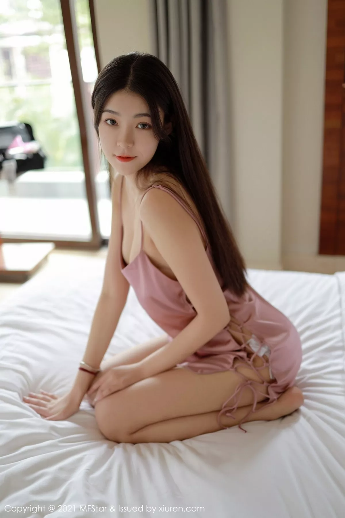 秀人集.com_[MFStar模范学院]Vol.434_嫩模Laura苏雨彤三亚旅拍床上粉色丝质睡衣秀美腿诱惑写真44P