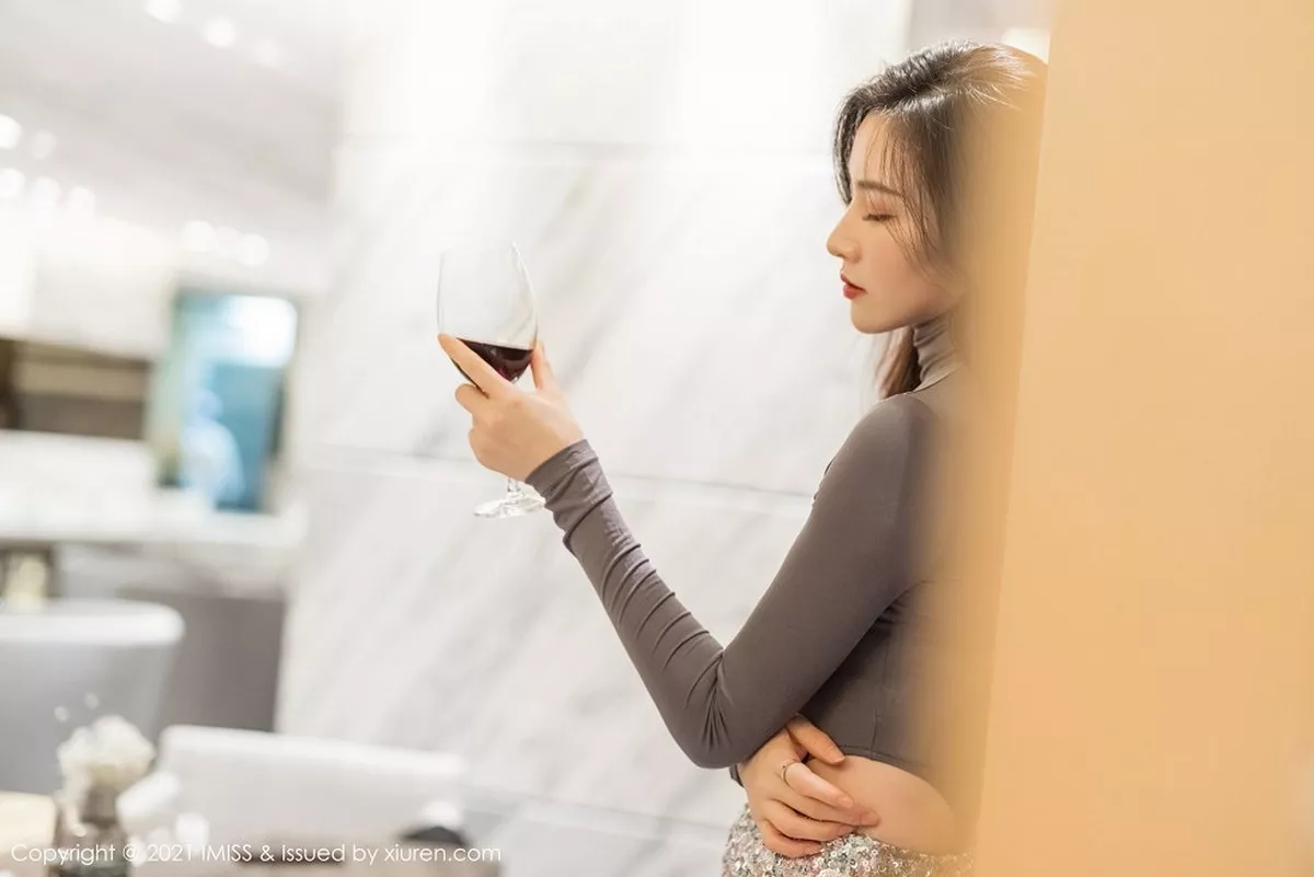 秀人集.com_[IMISS爱蜜社]Vol.540_气质美女Vanessa都市OL典雅服饰露性感内衣秀完美身材写真54P