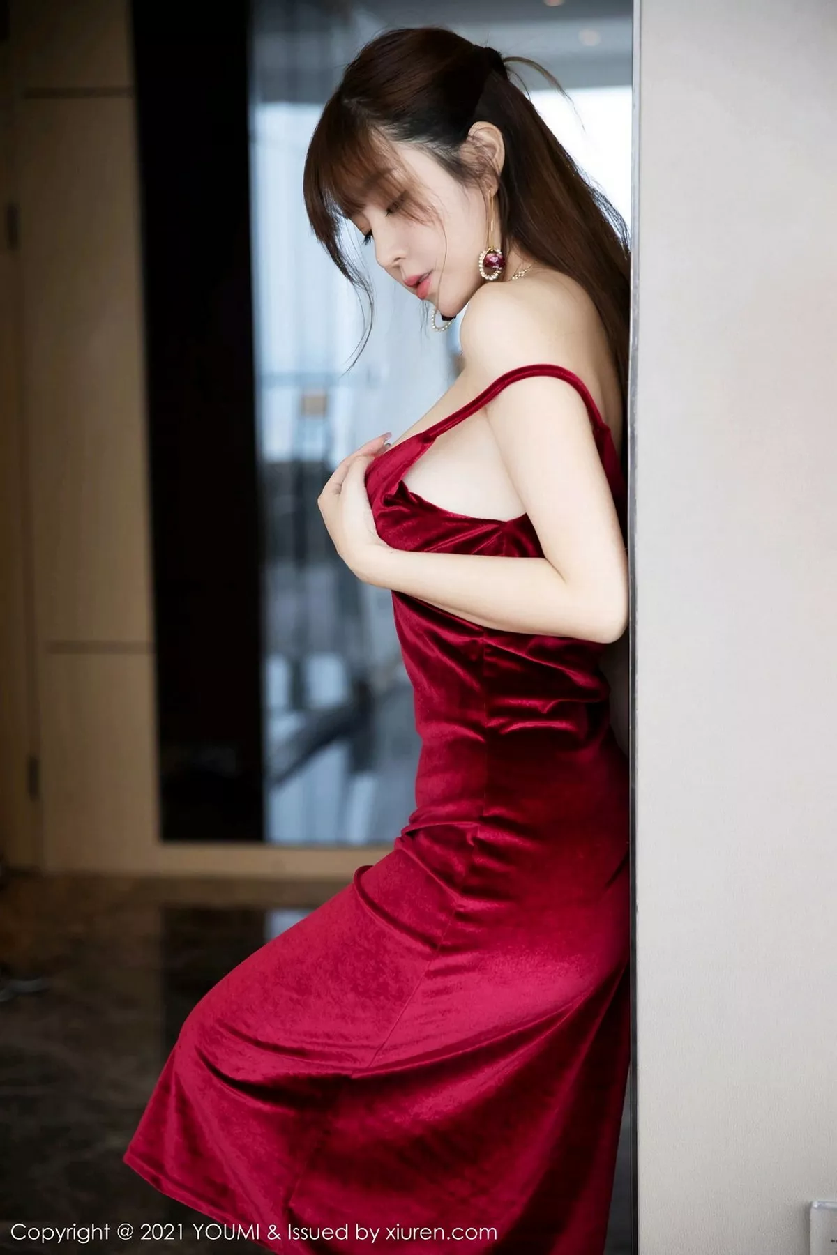 秀人集.com_[YouMi尤蜜荟]Vol.588_女神王雨纯典雅酒红色礼裙半撩露肉丝裤袜秀翘臀美腿诱惑写真49P