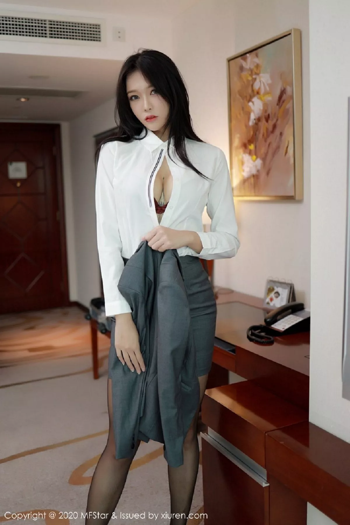 秀人集.com_[MFStar模范学院]Vol.426_嫩模娜比职场秘书制服主题半脱露无内黑丝裤袜秀翘臀诱惑写真48P