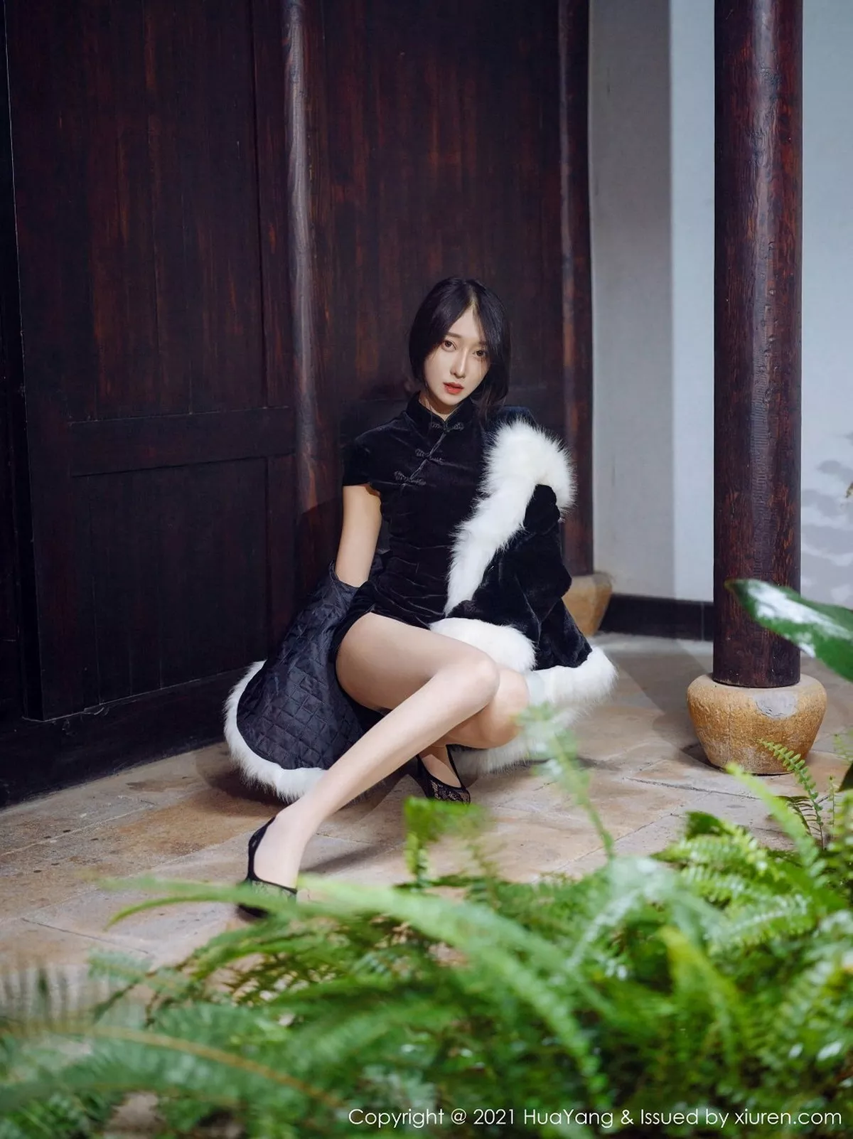 秀人集.com_[HuaYang花漾]Vol.353_嫩模玥儿玥er杭州旅拍古韵典雅旗袍配肉丝裤袜诱惑写真57P